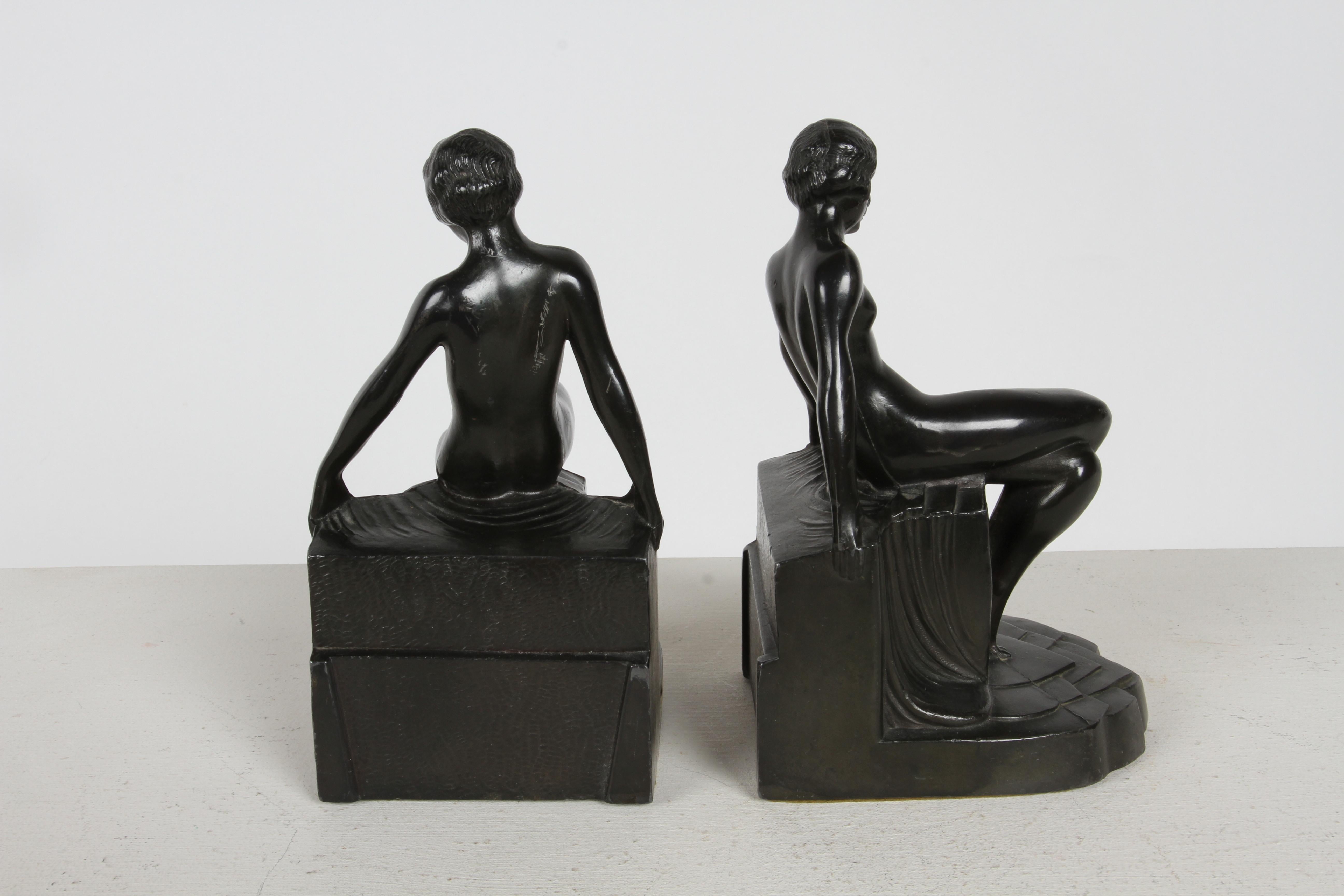Pair of 1930s Art Deco Era - Nuart - Nude Flapper Girl Spelter Metal Bookends In Good Condition For Sale In St. Louis, MO