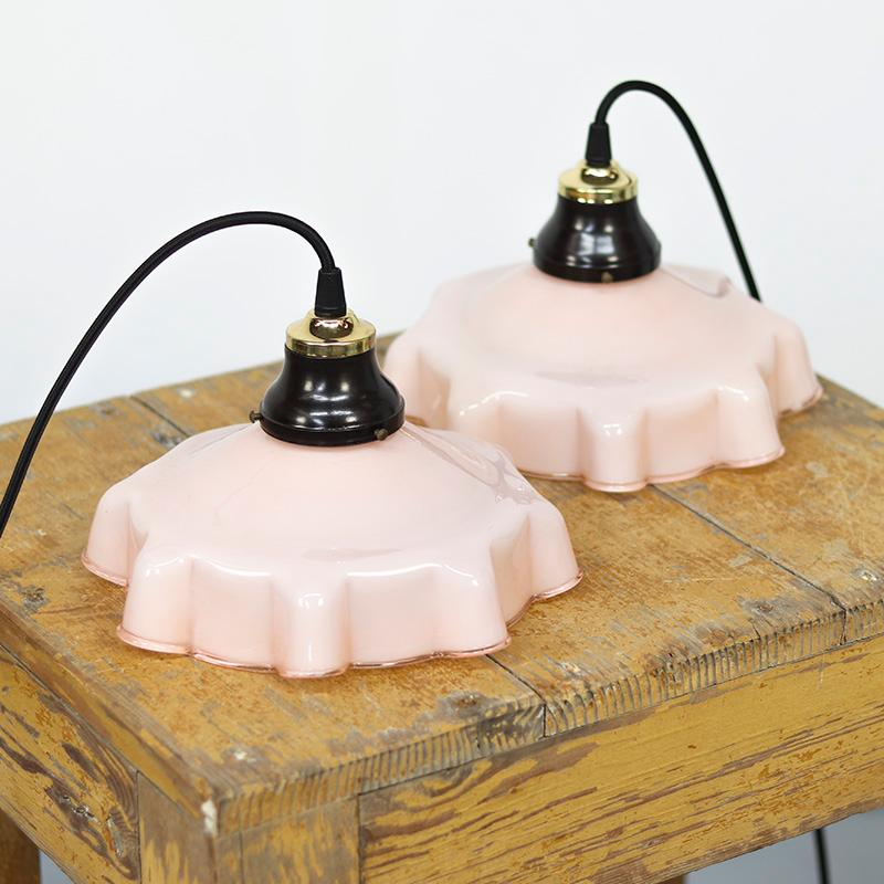 Satz von zwei rosafarbenen Art-Déco-Hängeleuchten. Die Hängeleuchten stammen aus den 1930er Jahren und haben eine Bakelit-Schirmhalterung. Die Lampen sind mit neuen Drähten und Fassungen versehen und betriebsbereit. Es ist keine Kette erforderlich,