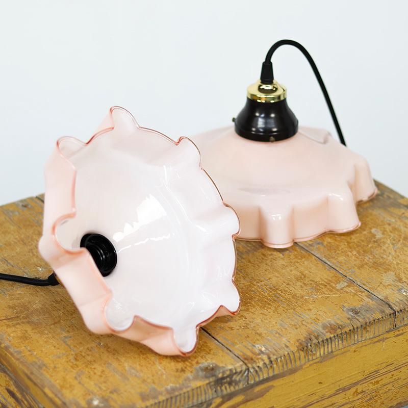 Paar Art Deco Hängelampen in Rosa aus den 1930er Jahren im Zustand „Hervorragend“ im Angebot in OOSTERHOUT, NL