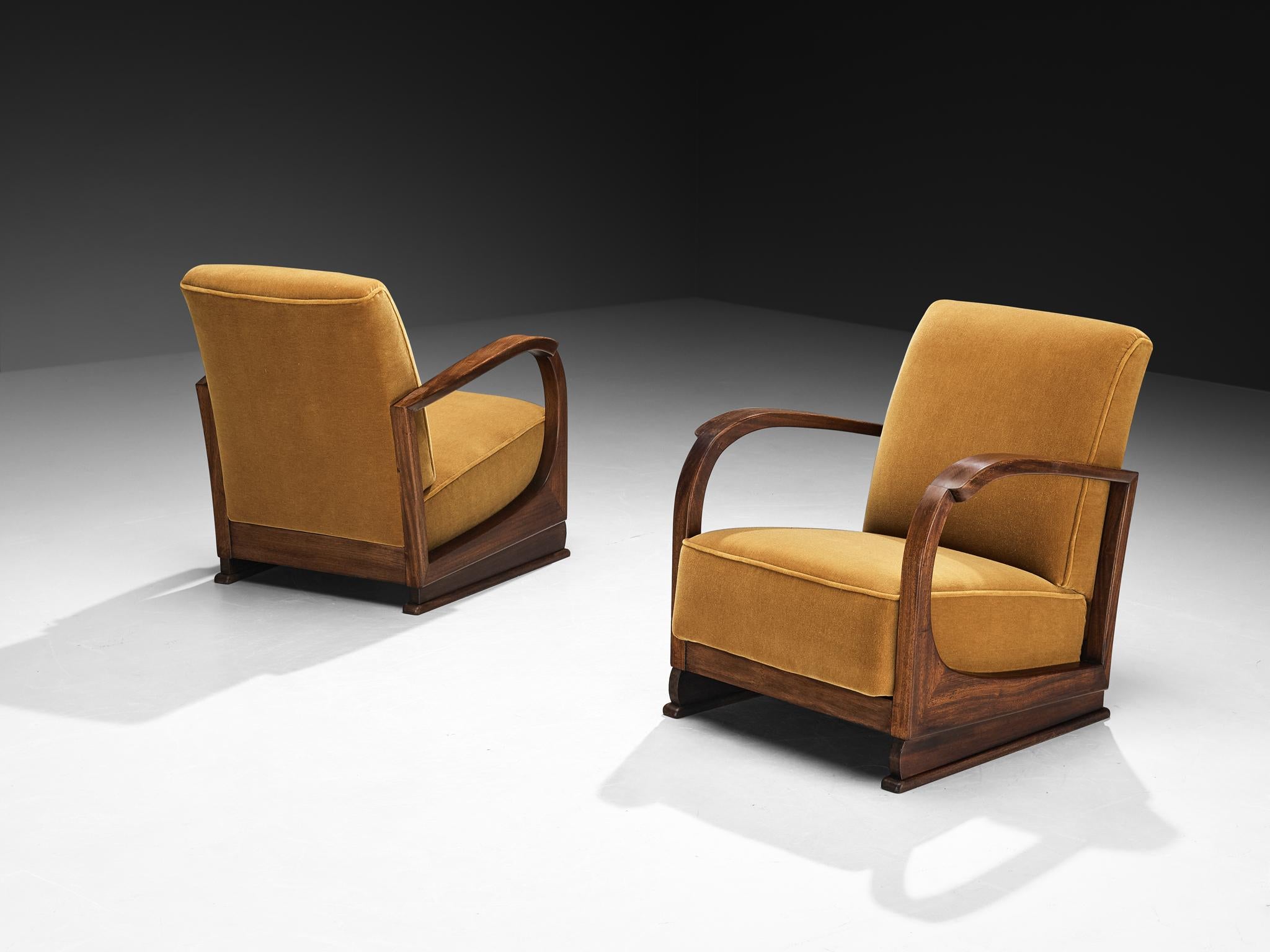 Coppia di poltrone, mogano, rivestite in mohair Pierre Frey, Europa, anni '30 

Queste poltrone Art Deco degli anni '30 presentano un profilo basso con una base rettangolare che fonda saldamente il pezzo e ampi cuscini squadrati che definiscono la