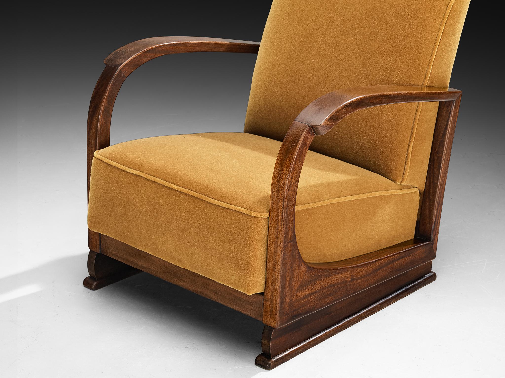 Europeo Coppia di sedie da salotto Art Deco degli anni '30 con braccioli curvi in mohair di Pierre Frey in vendita