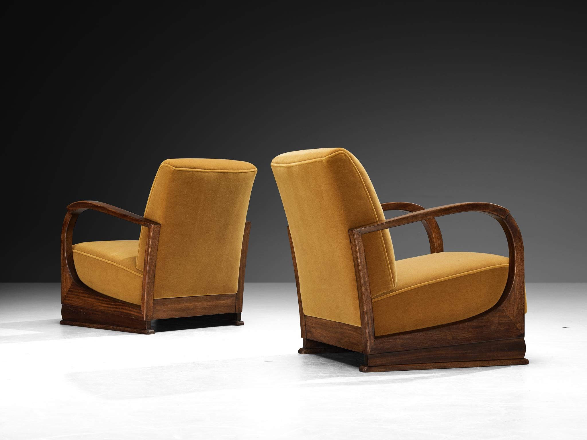 Coppia di sedie da salotto Art Deco degli anni '30 con braccioli curvi in mohair di Pierre Frey In condizioni buone in vendita a Waalwijk, NL