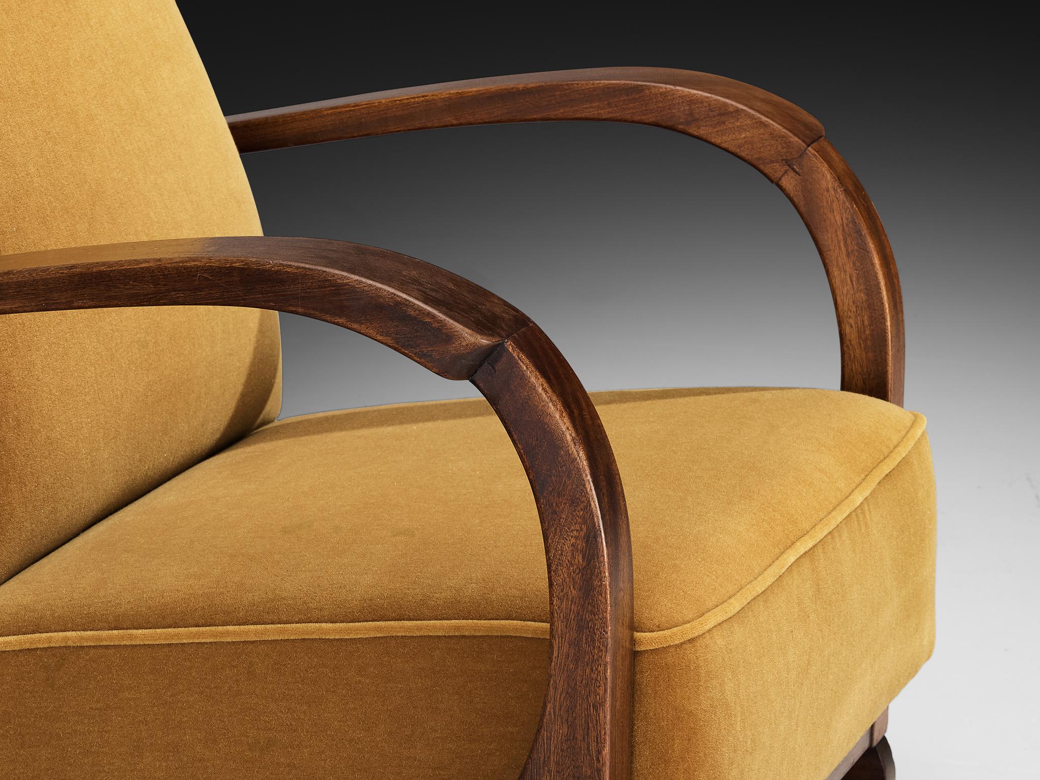 Tessuto Coppia di sedie da salotto Art Deco degli anni '30 con braccioli curvi in mohair di Pierre Frey in vendita