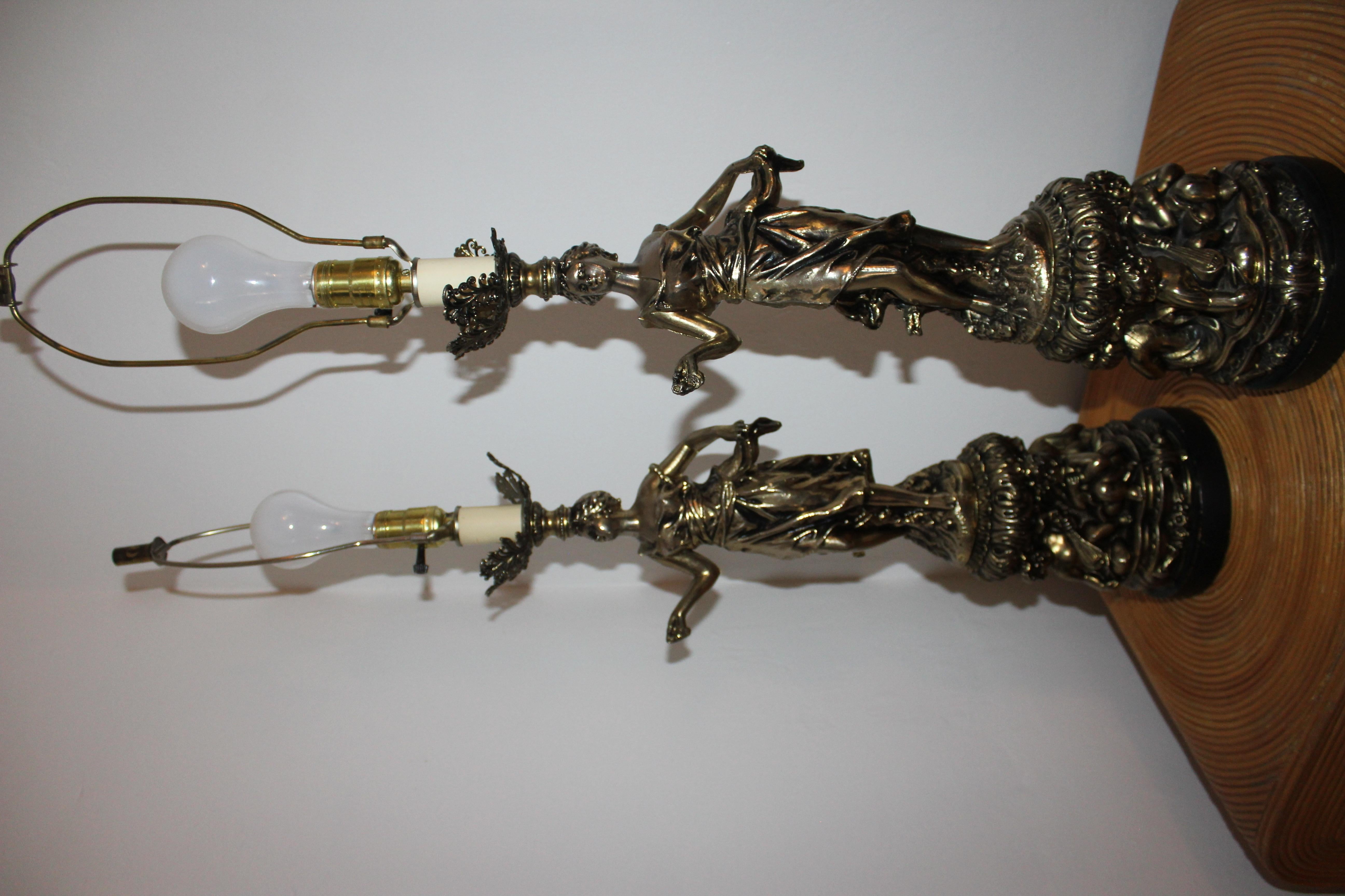 Sehr seltenes, hervorragendes Paar antiker Jugendstil-Lampen aus schwerem Zinnguss mit tanzenden Damen und Cherubinen. Jede stehende Figur stellt eine schöne junge Dame mit halb erhobenen Armen dar, deren Füße eine rhythmische Bewegung andeuten und