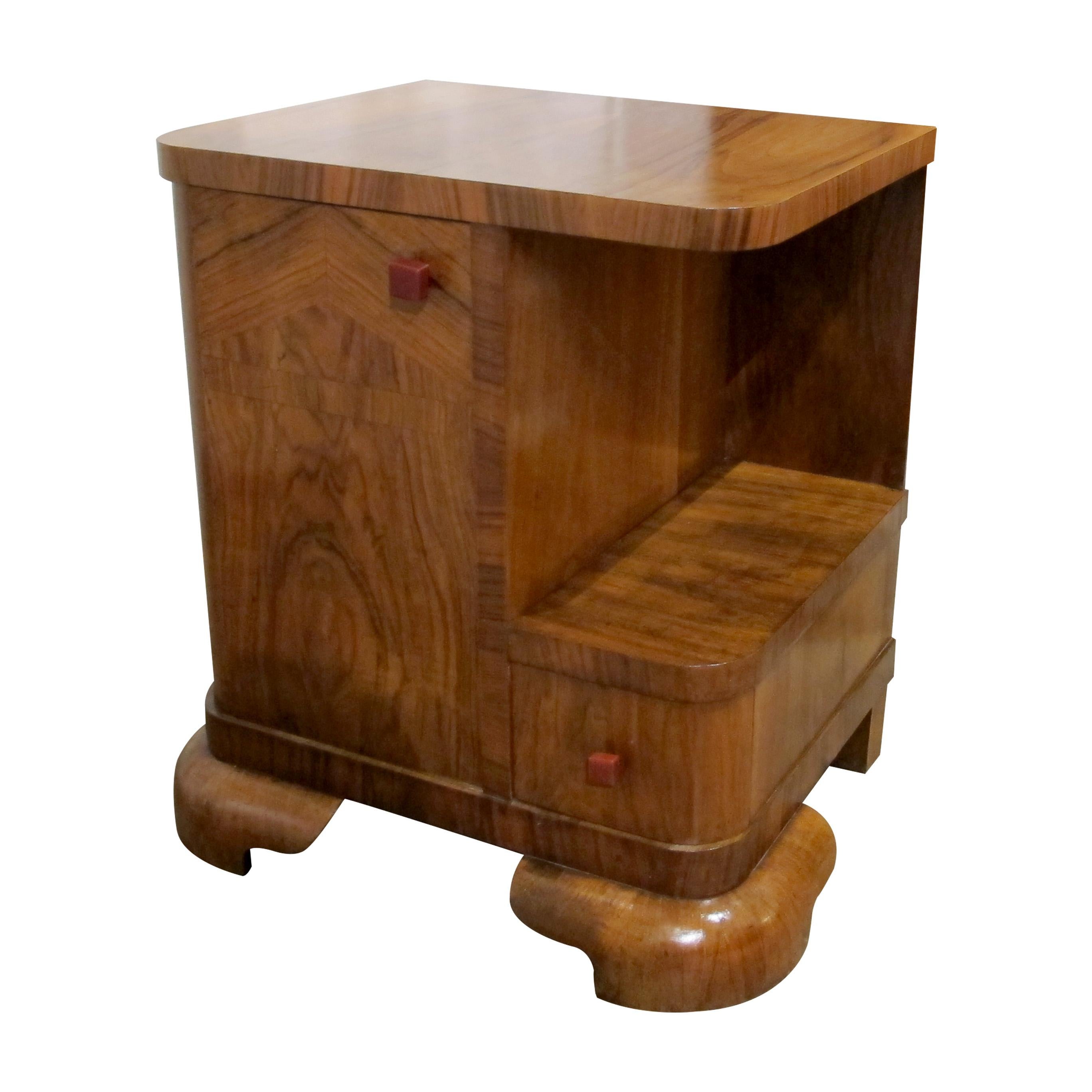 Impiallacciato Pair of 1930s Belgian Art Deco Walnut Veneered Bedside Tables in vendita