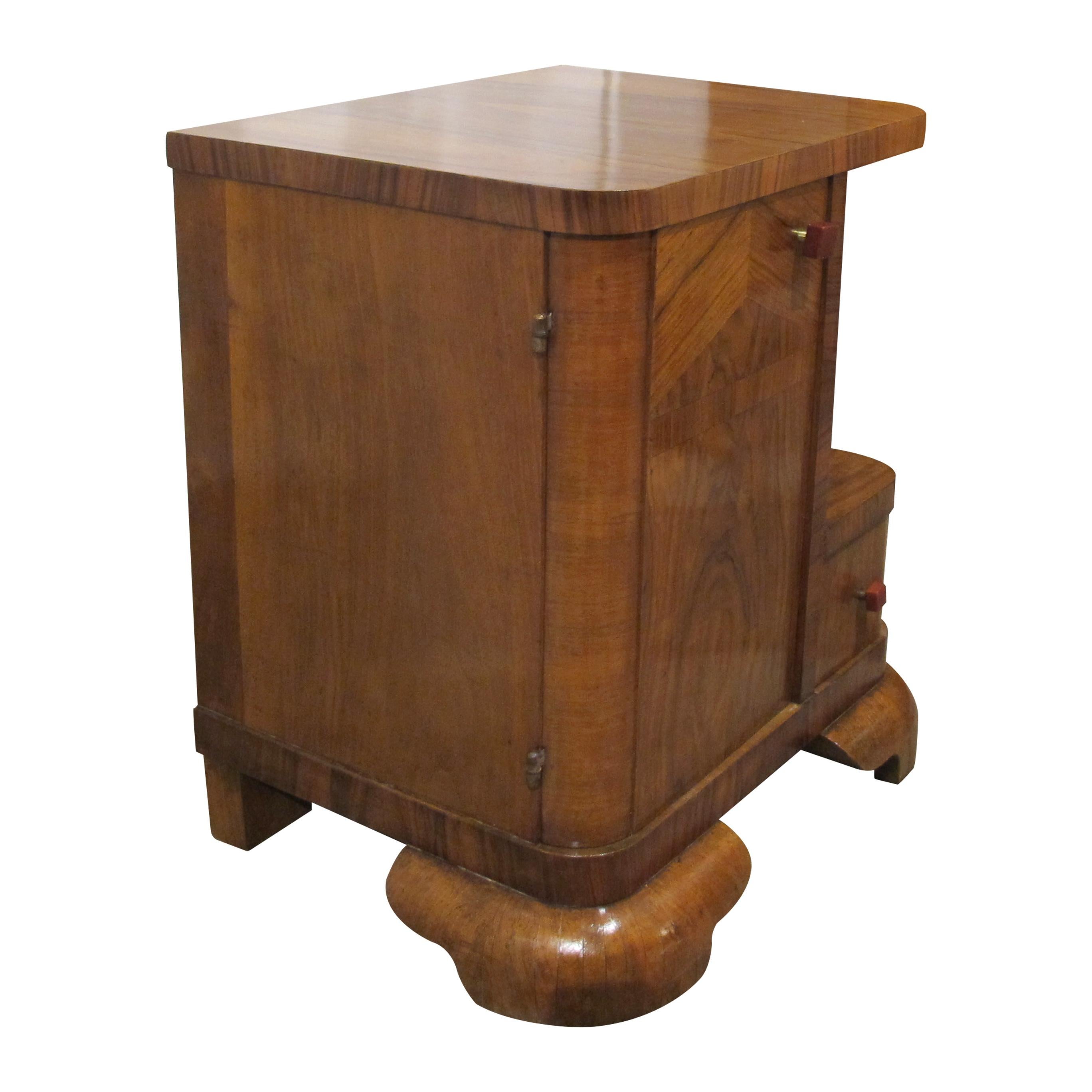 Pair of 1930s Belgian Art Deco Walnut Veneered Bedside Tables In condizioni buone in vendita a London, GB