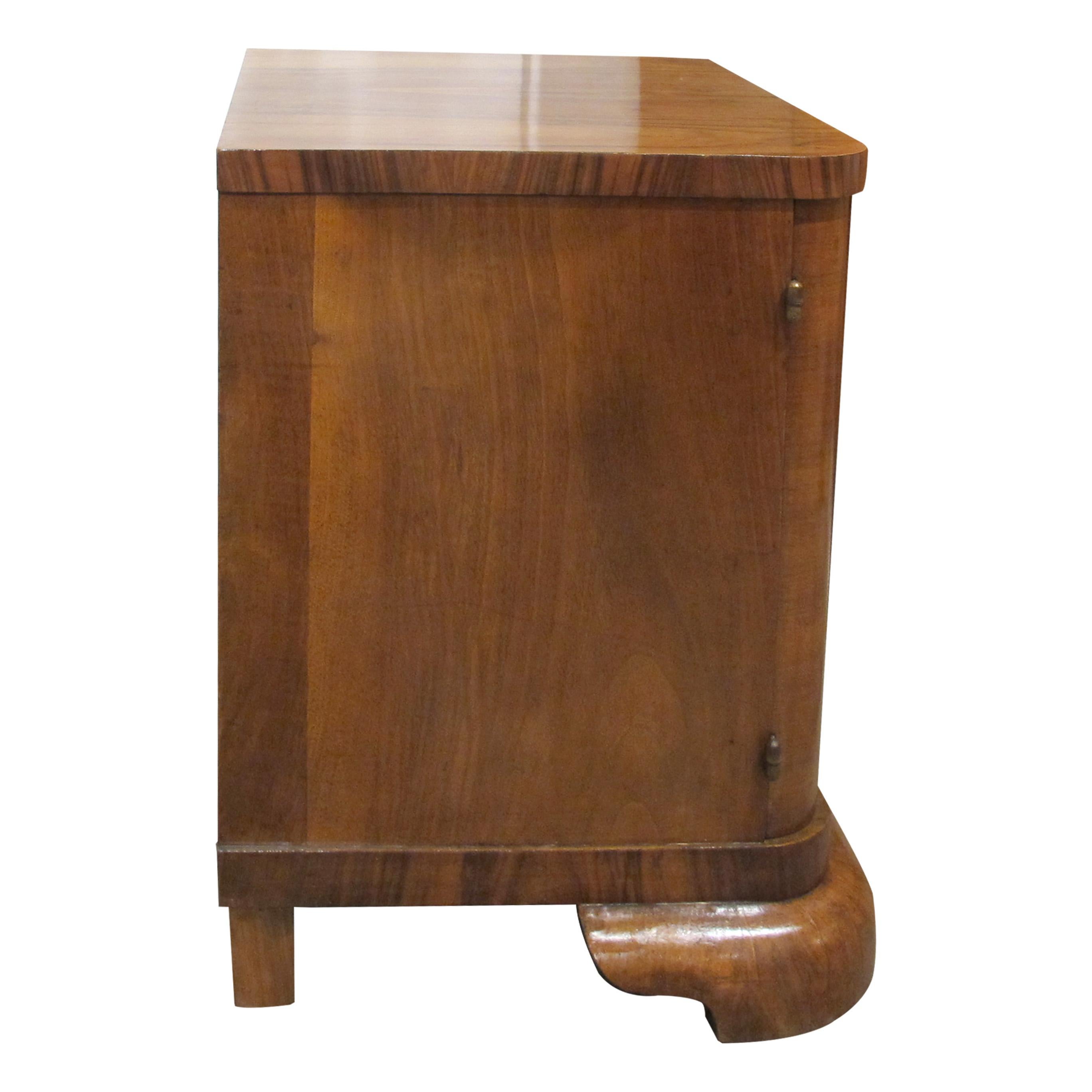 Metà XX secolo Pair of 1930s Belgian Art Deco Walnut Veneered Bedside Tables in vendita
