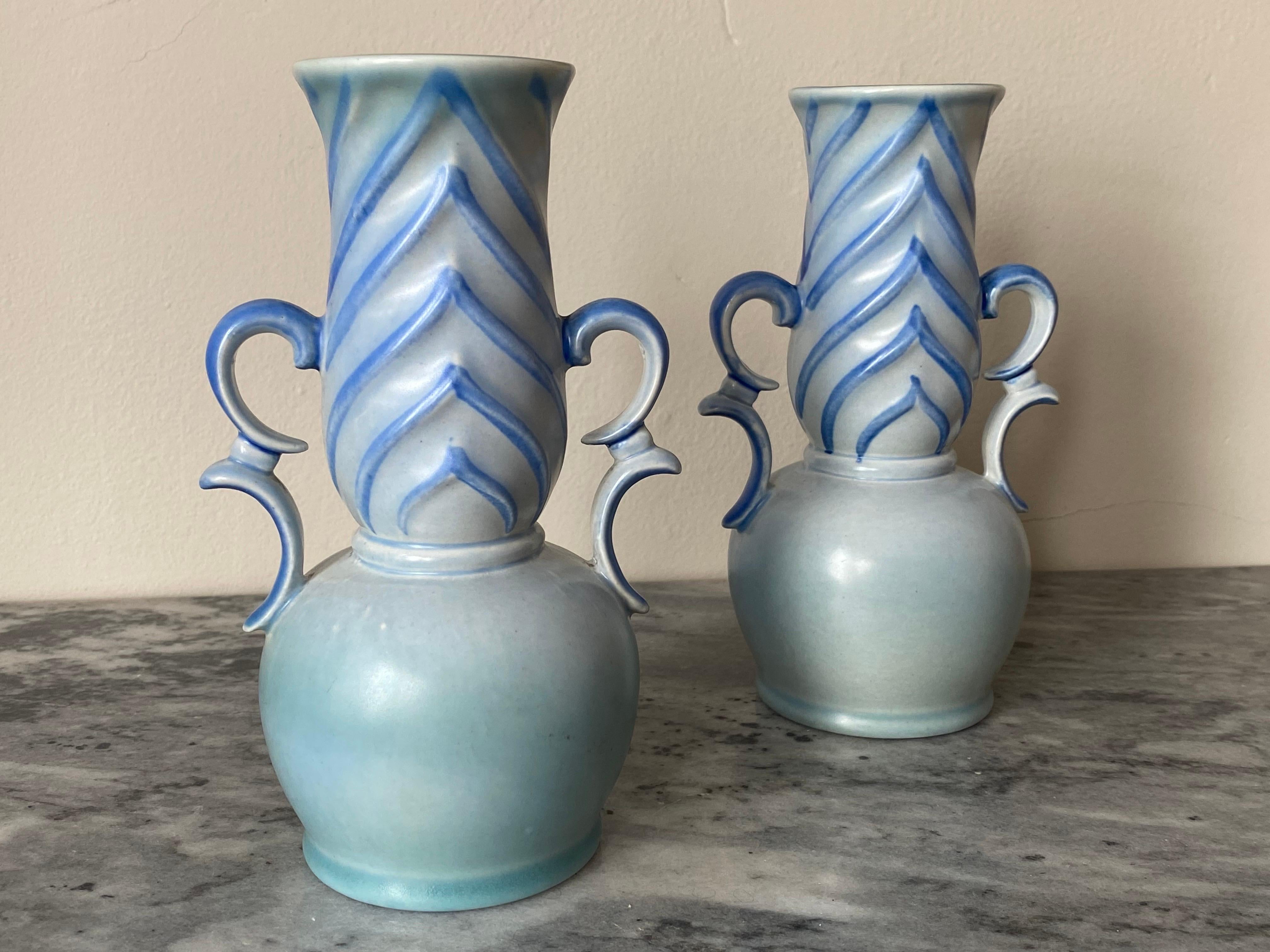 Una rara coppia di vasi Stangl Artware della fine degli anni '30 del periodo Art Deco, nella forma 3188. Il design di questi vasi ricorda il lavoro della Wiener Werkstatte, con i loro manici ad anello e il motivo chevron. 
