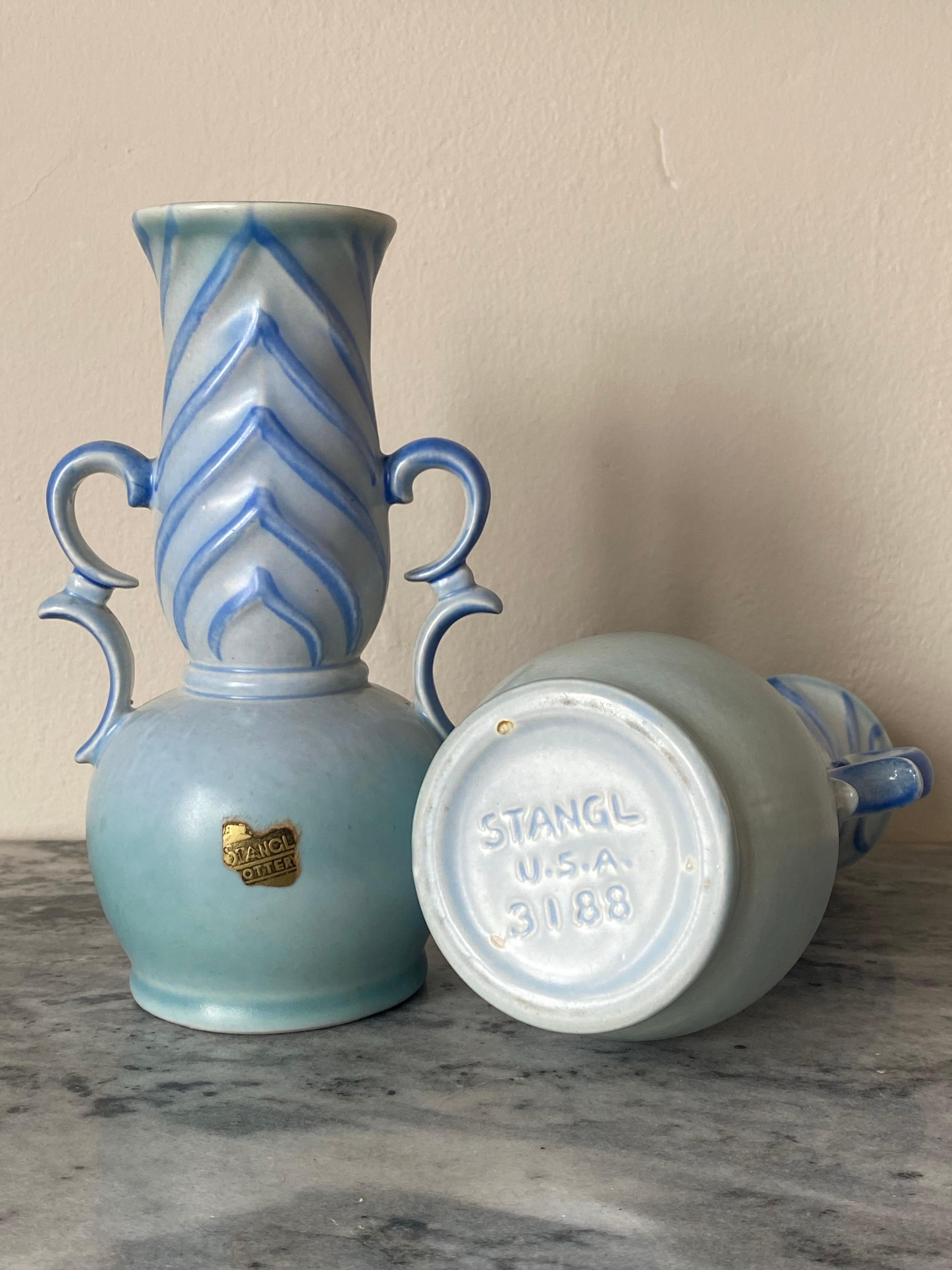Metà XX secolo Coppia di vasi in ceramica Art Deco Stangl Pottery blu degli anni '30 in vendita