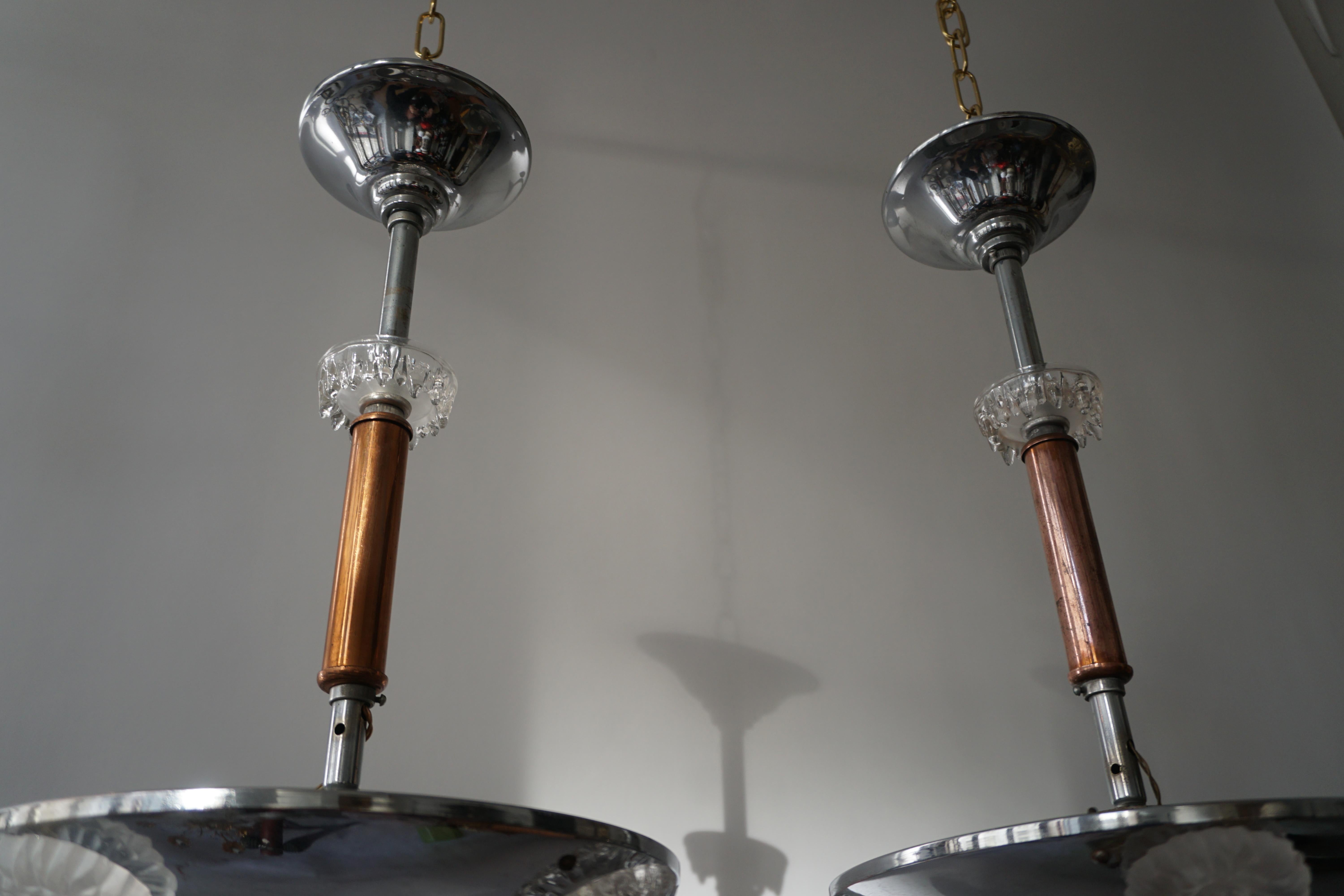 Ottone Coppia di lampadari Art Deco in vetro e cromo degli anni '30 in vendita