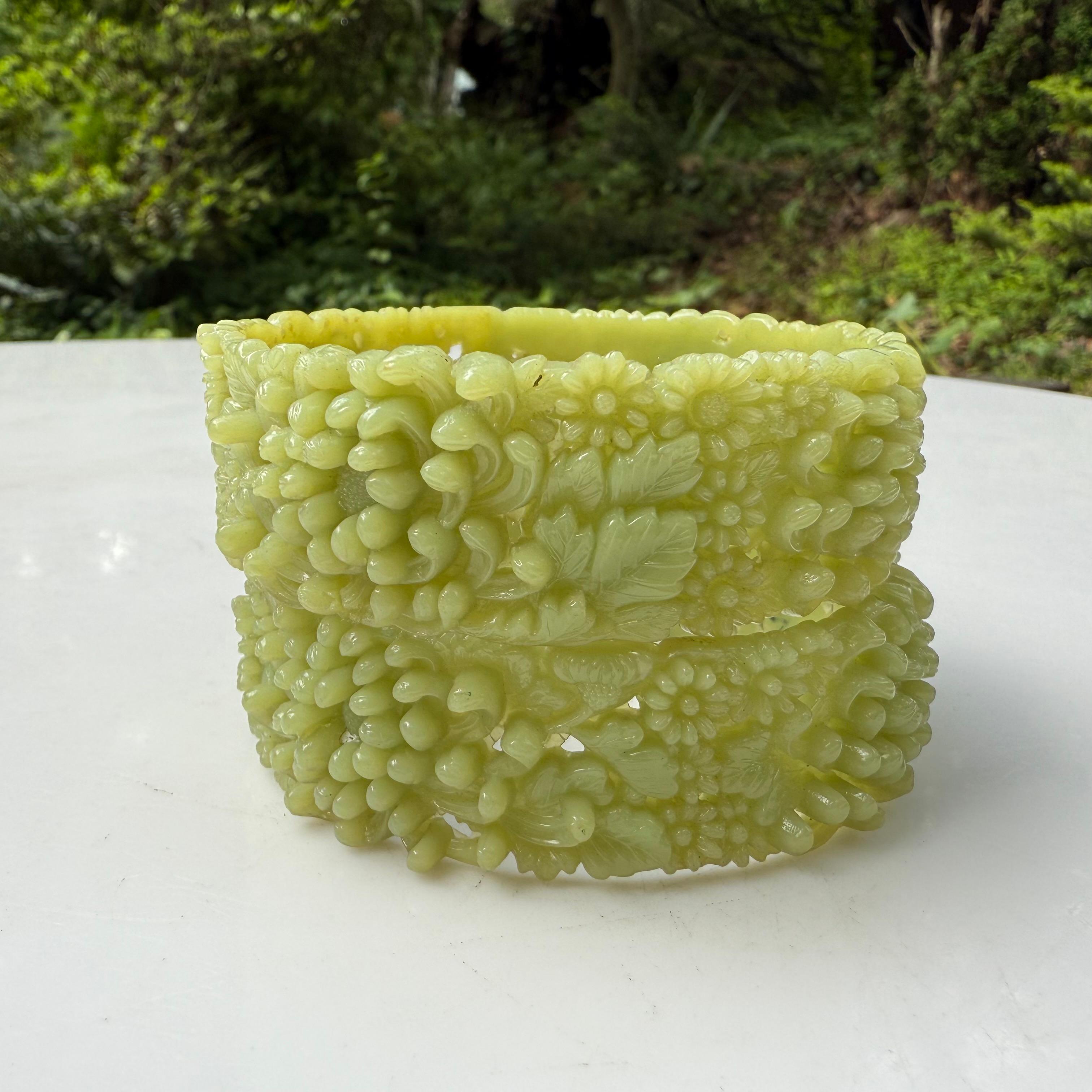 Pair of  1930’s Crythansium Bangles, Pierced & Molded Celluloid Bracelets im Angebot 5