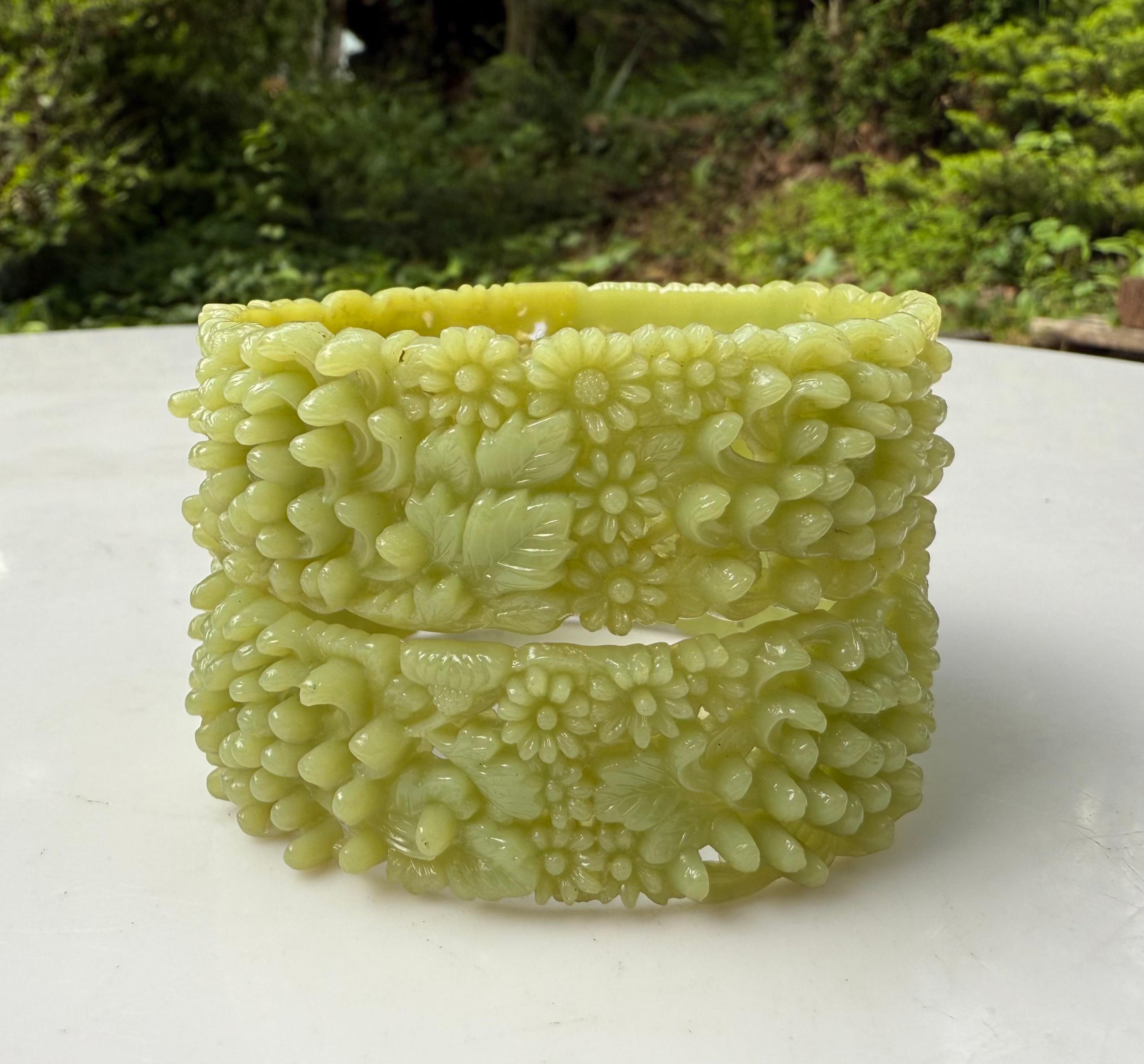 Pair of  1930’s Crythansium Bangles, Pierced & Molded Celluloid Bracelets im Angebot 6