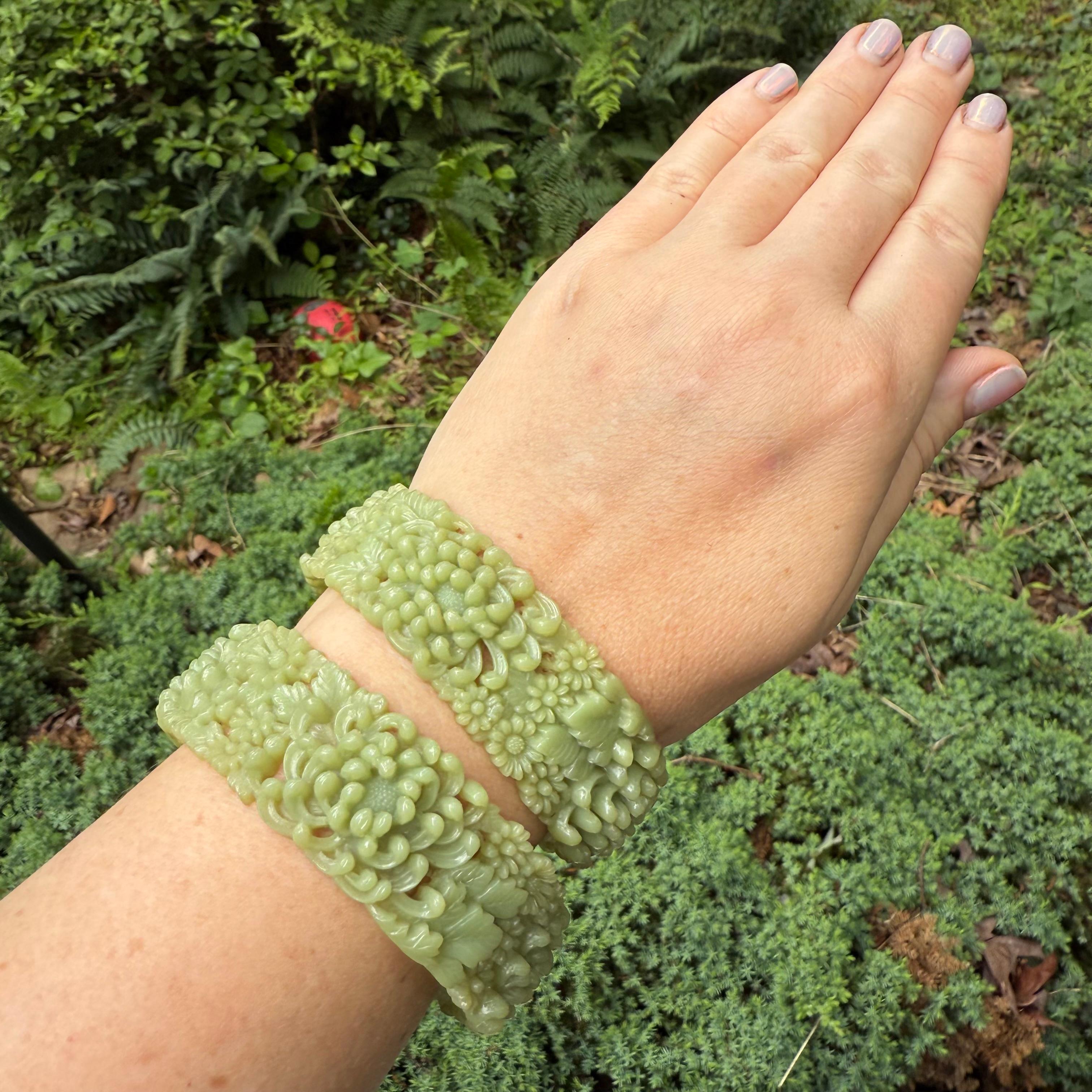 Pair of  1930’s Crythansium Bangles, Pierced & Molded Celluloid Bracelets im Zustand „Gut“ im Angebot in Hyattsville, MD