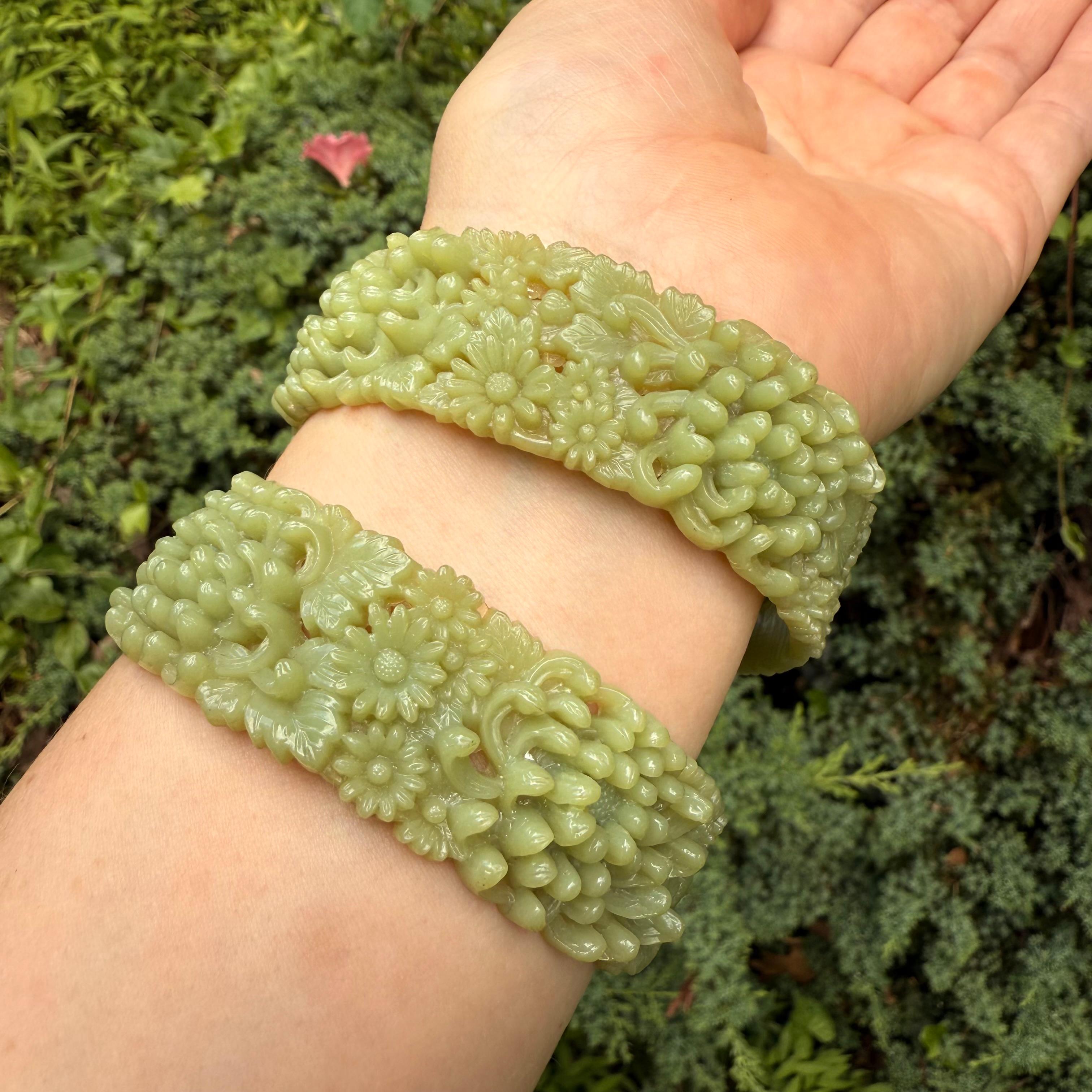 Pair of  1930’s Crythansium Bangles, Pierced & Molded Celluloid Bracelets im Angebot 1