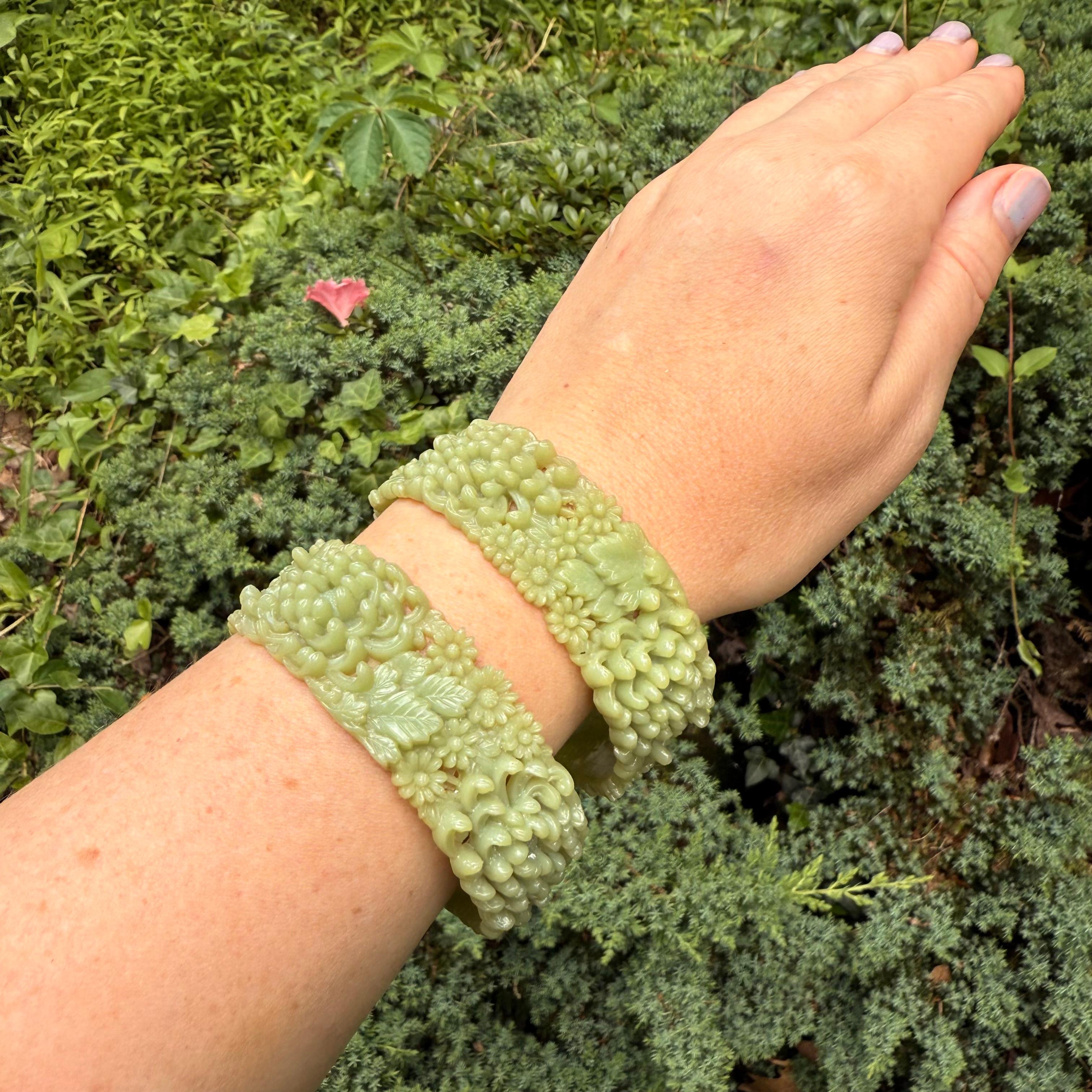 Pair of  1930’s Crythansium Bangles, Pierced & Molded Celluloid Bracelets im Angebot 2