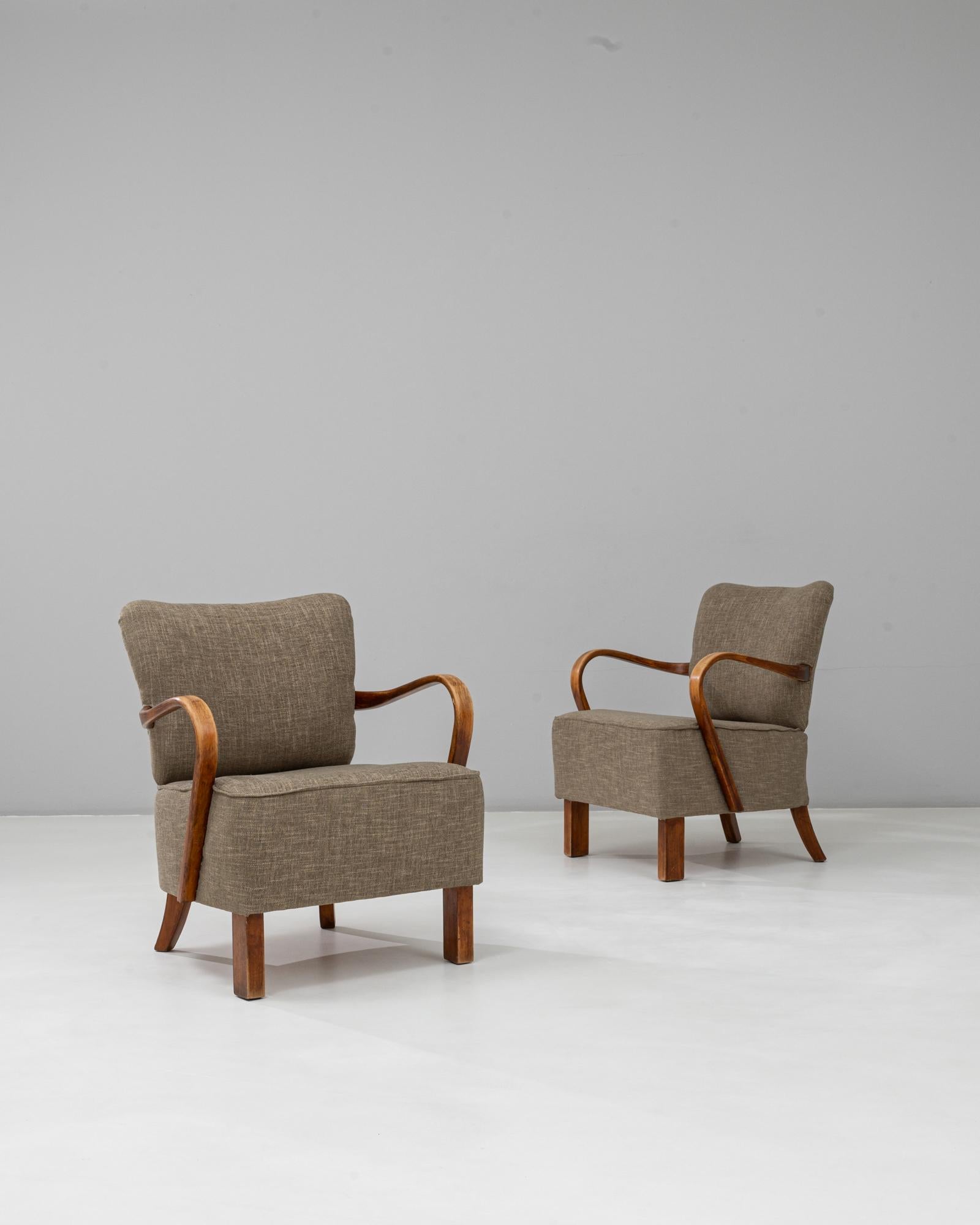 Cette paire de fauteuils de cocktail tchèques des années 1930 de Jindřich Halabala illustre les contributions influentes du designer aux sièges européens du début de la modernité. Les bras sculpturaux en bois courbé, exécutés avec la fluidité