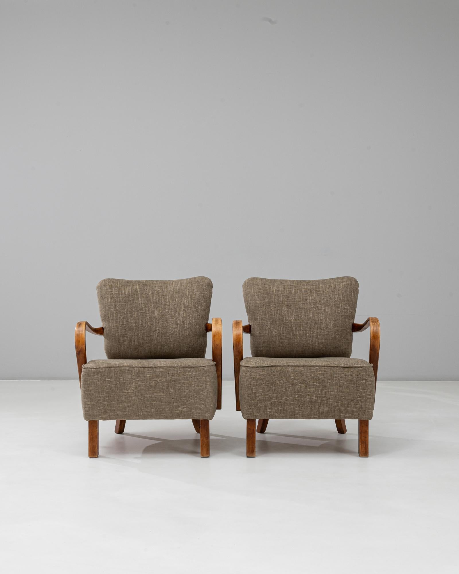 20ième siècle Paire de fauteuils cocktails tchèques des années 1930 par J. Halabala en vente