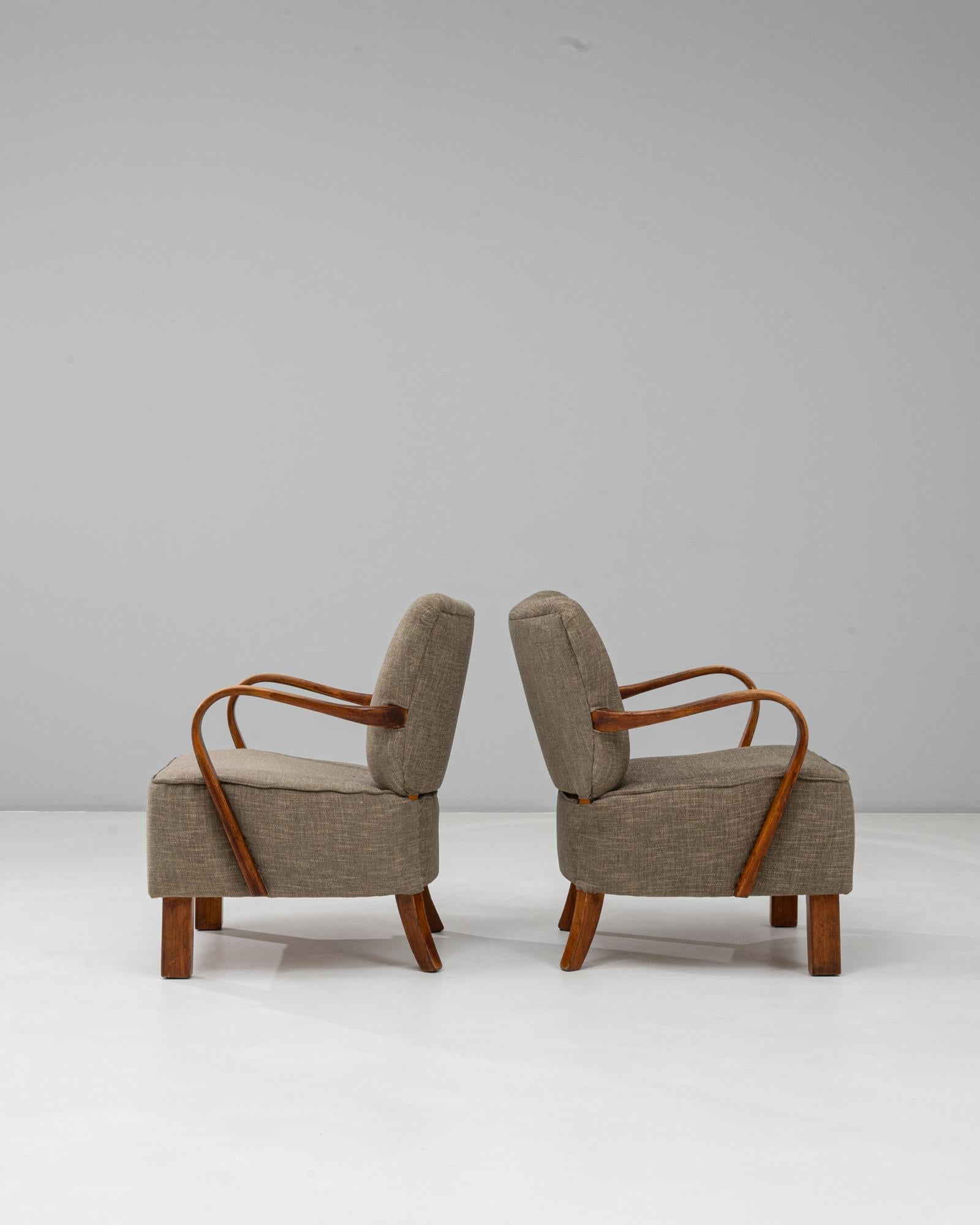 Tissu d'ameublement Paire de fauteuils cocktails tchèques des années 1930 par J. Halabala en vente