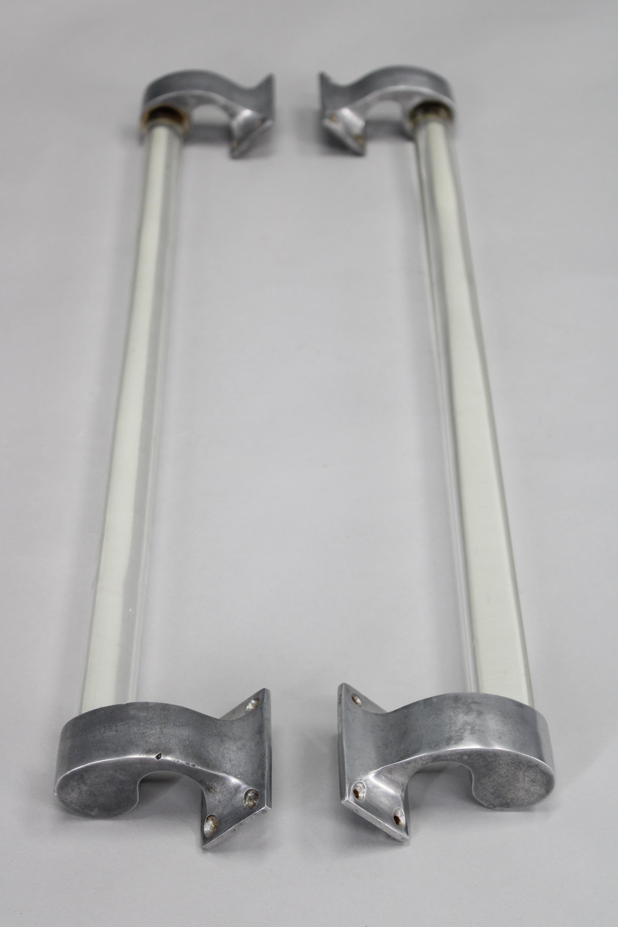 Art Déco Coppia di maniglie in vetro trasparente Art Deco cecoslovacche degli anni '30 con supporti in metallo in vendita