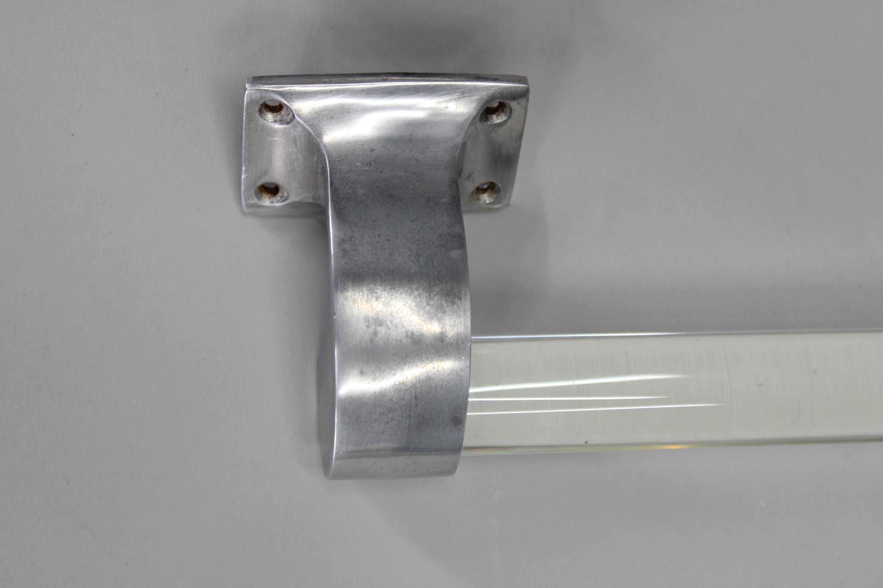 Lucidato Coppia di maniglie in vetro trasparente Art Deco cecoslovacche degli anni '30 con supporti in metallo in vendita