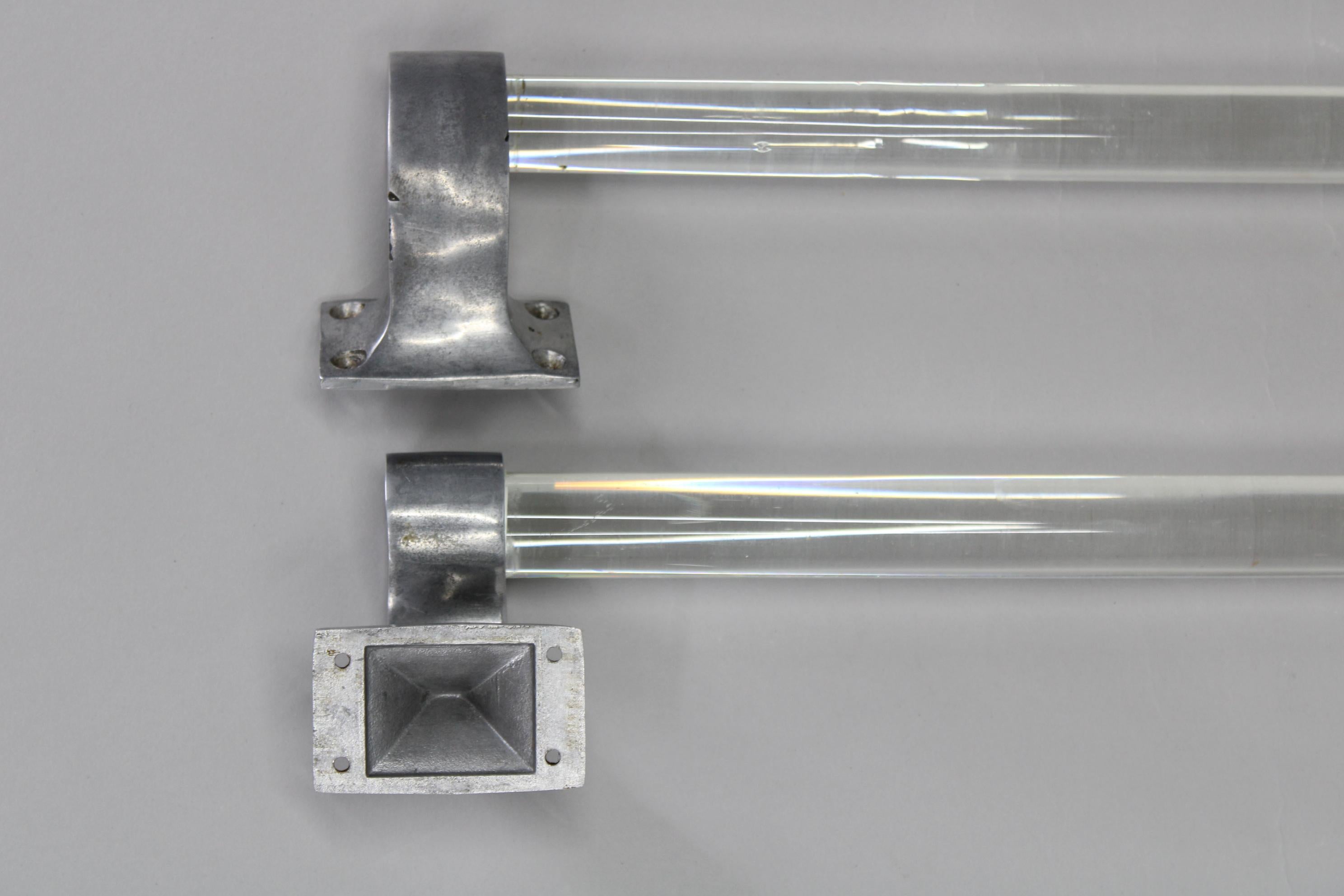 Metà XX secolo Coppia di maniglie in vetro trasparente Art Deco cecoslovacche degli anni '30 con supporti in metallo in vendita