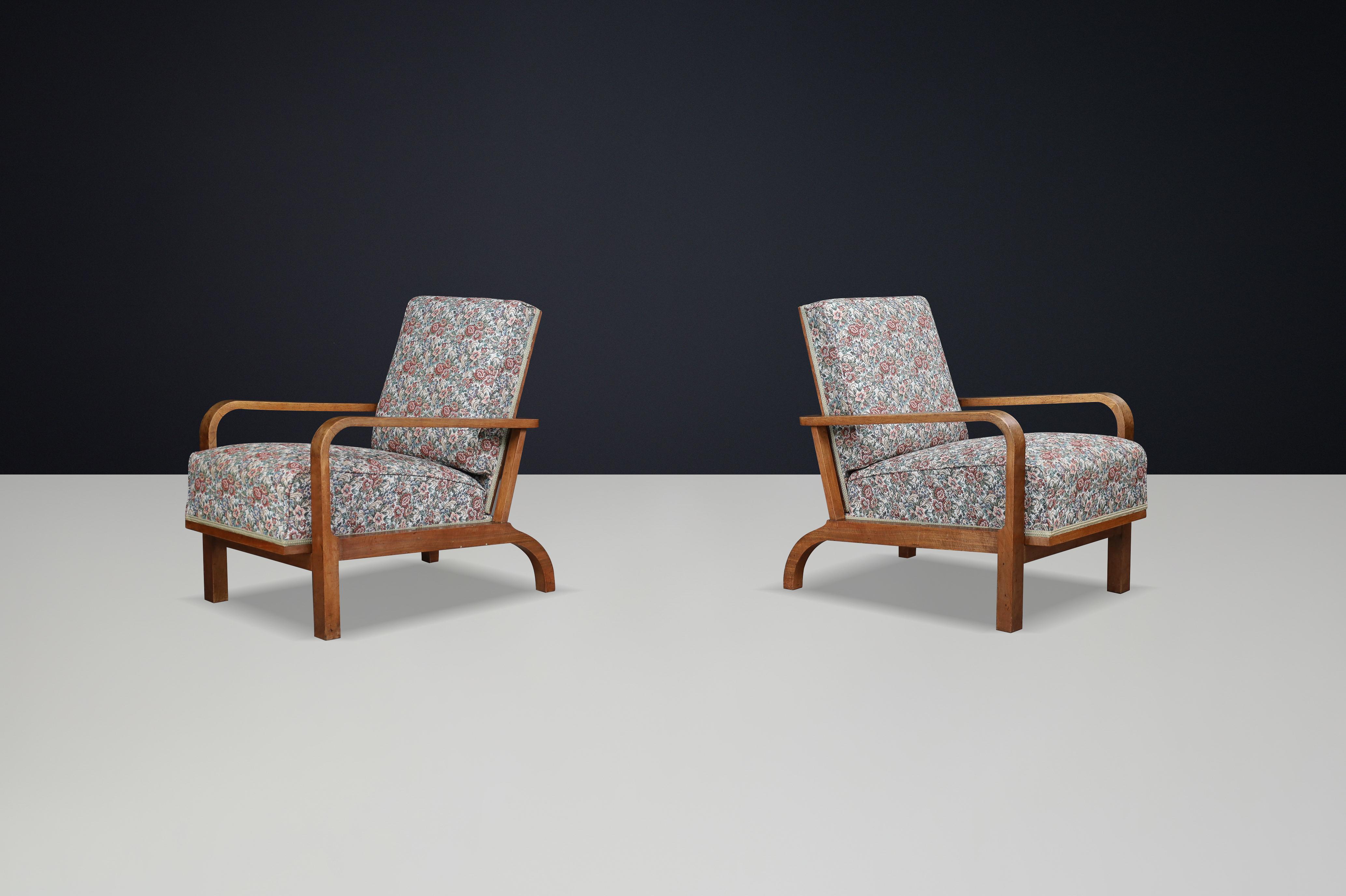 Paire de fauteuils inclinables tchécoslovaques des années 1930, tapissés de fleurs d'origine

Une élégante paire de fauteuils inclinables datant de la Tchécoslovaquie des années 1930, mettant en valeur les lignes raffinées et le savoir-faire du