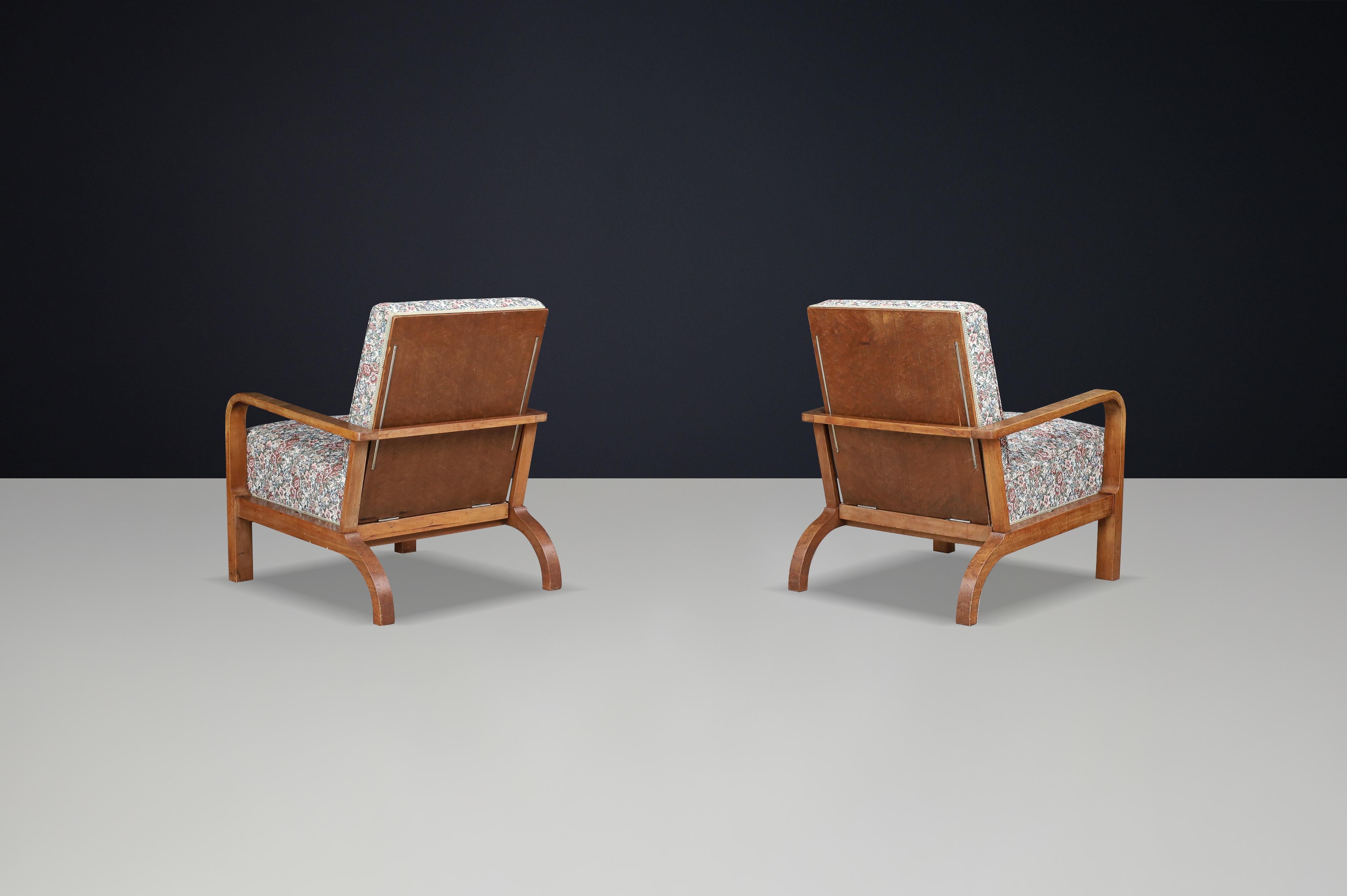 Paire de fauteuils inclinables tchécoslovaques des années 1930, tapissés de fleurs d'origine Bon état - En vente à Almelo, NL