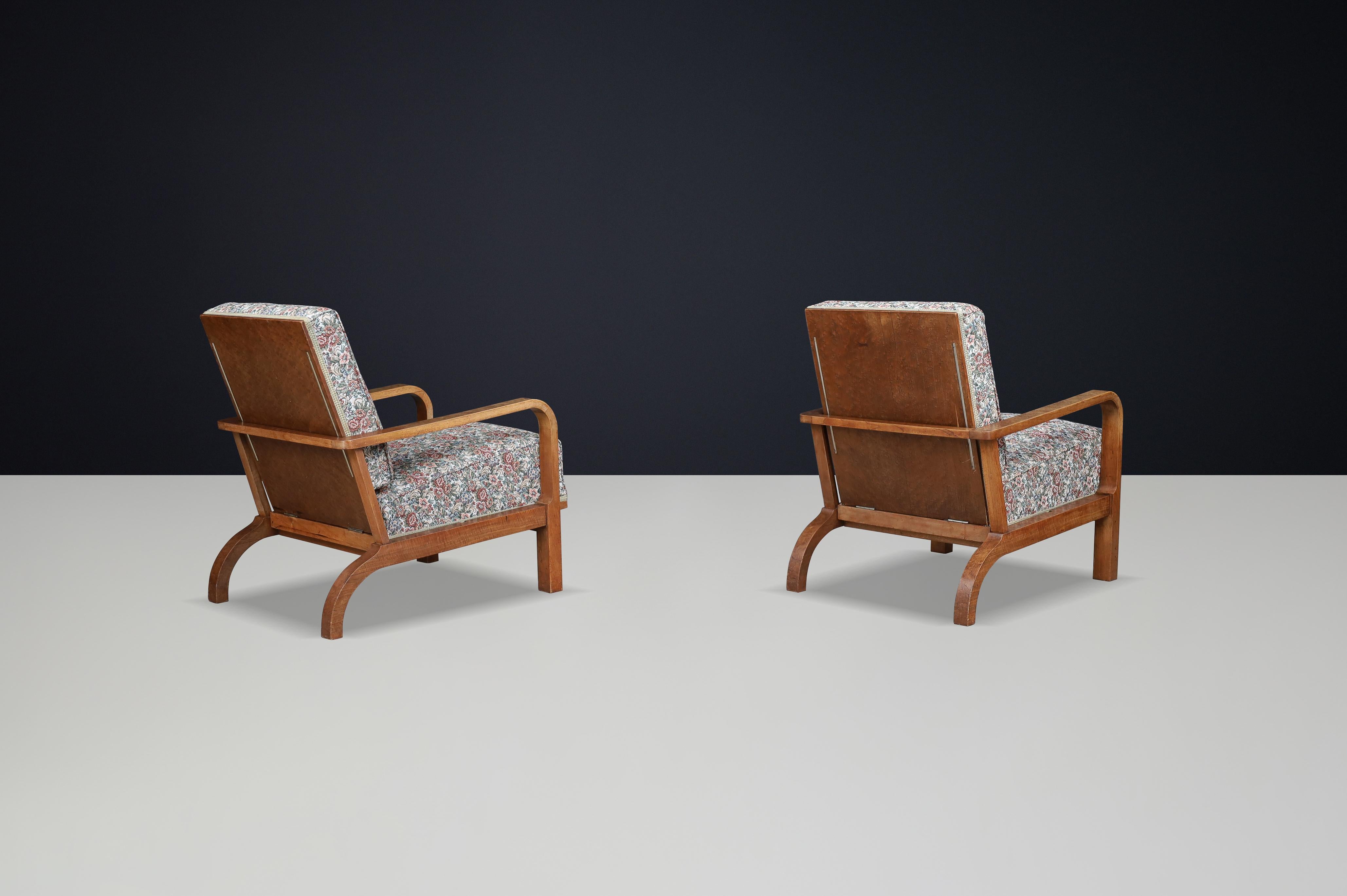 Milieu du XXe siècle Paire de fauteuils inclinables tchécoslovaques des années 1930, tapissés de fleurs d'origine en vente