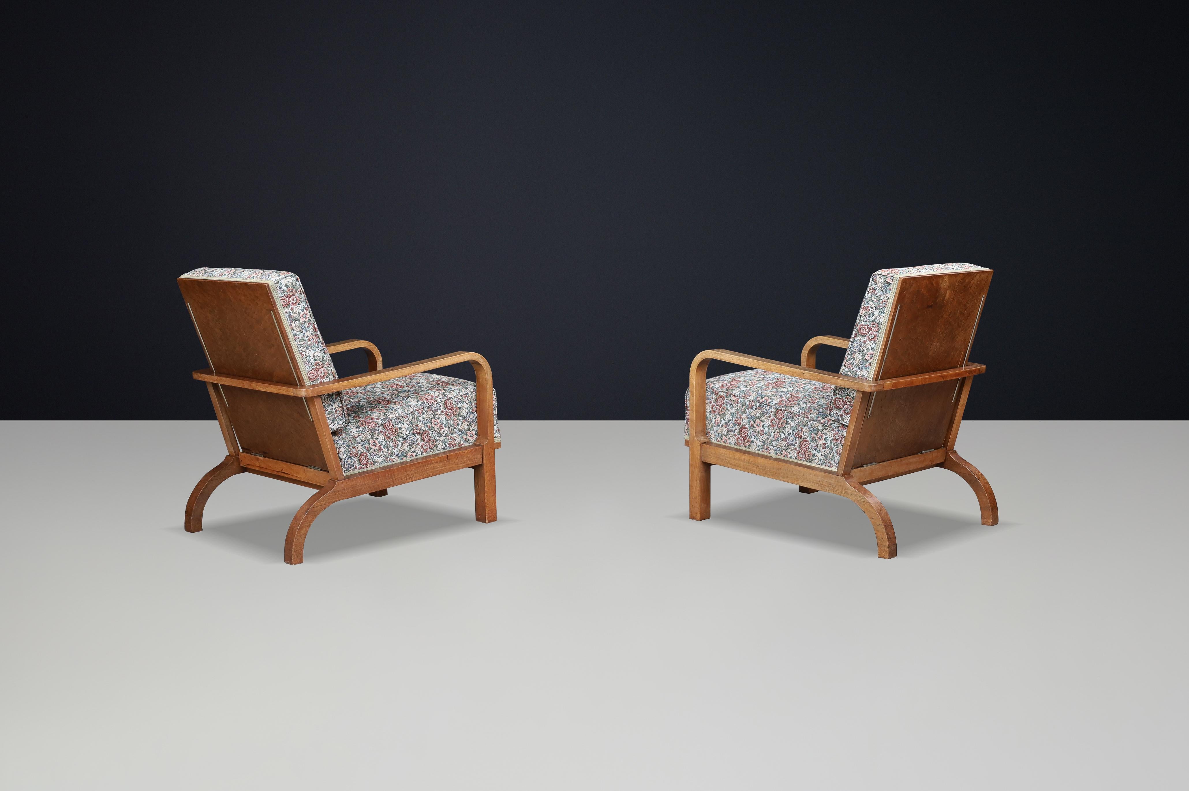 Tissu d'ameublement Paire de fauteuils inclinables tchécoslovaques des années 1930, tapissés de fleurs d'origine en vente