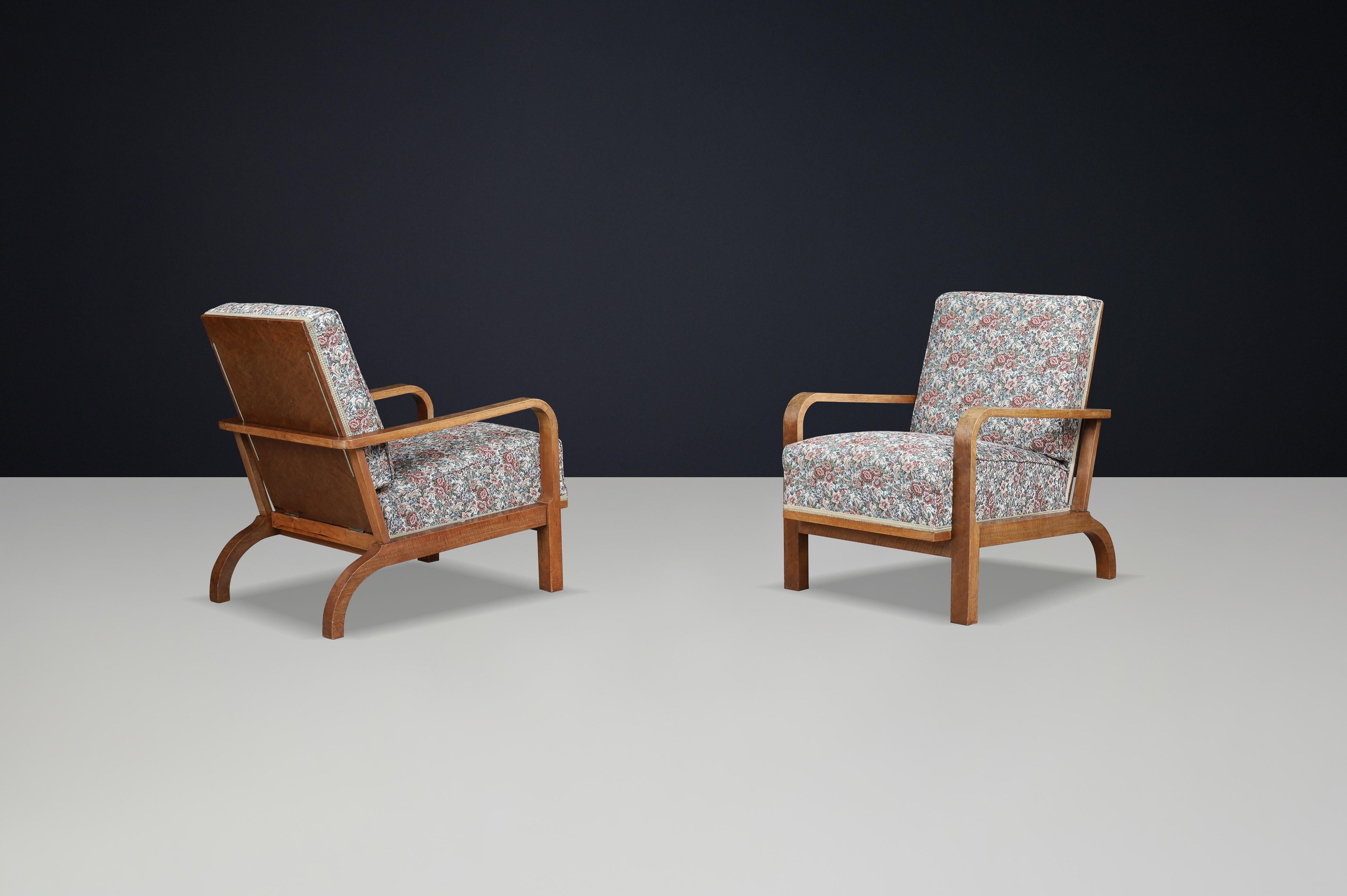 Paire de fauteuils inclinables tchécoslovaques des années 1930, tapissés de fleurs d'origine en vente 1