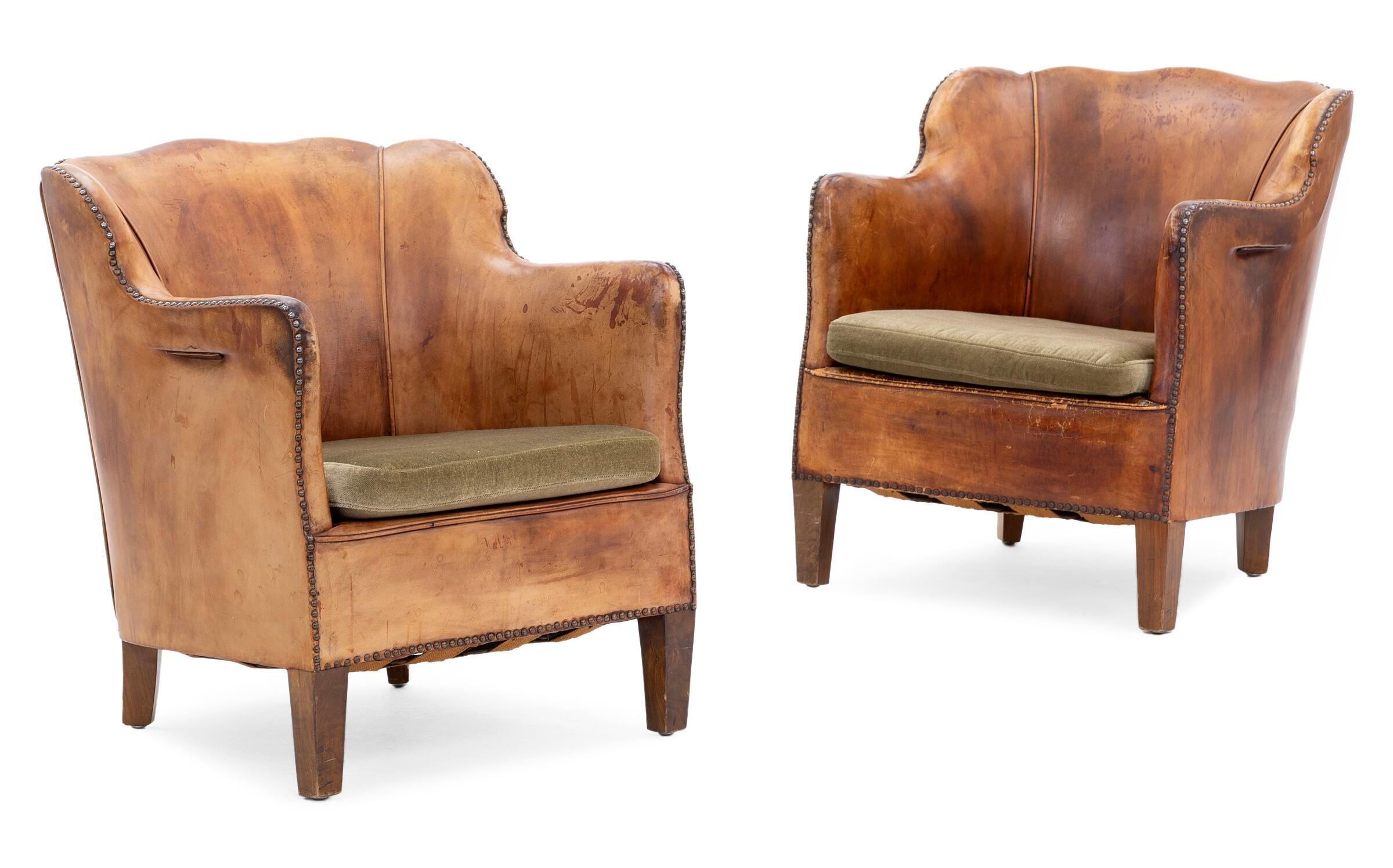 Ensemble de deux fauteuils danois festonnés en noyer, cuir brun patiné, tissu velours vert et clous de tapisserie. Fabriqué en 1930.