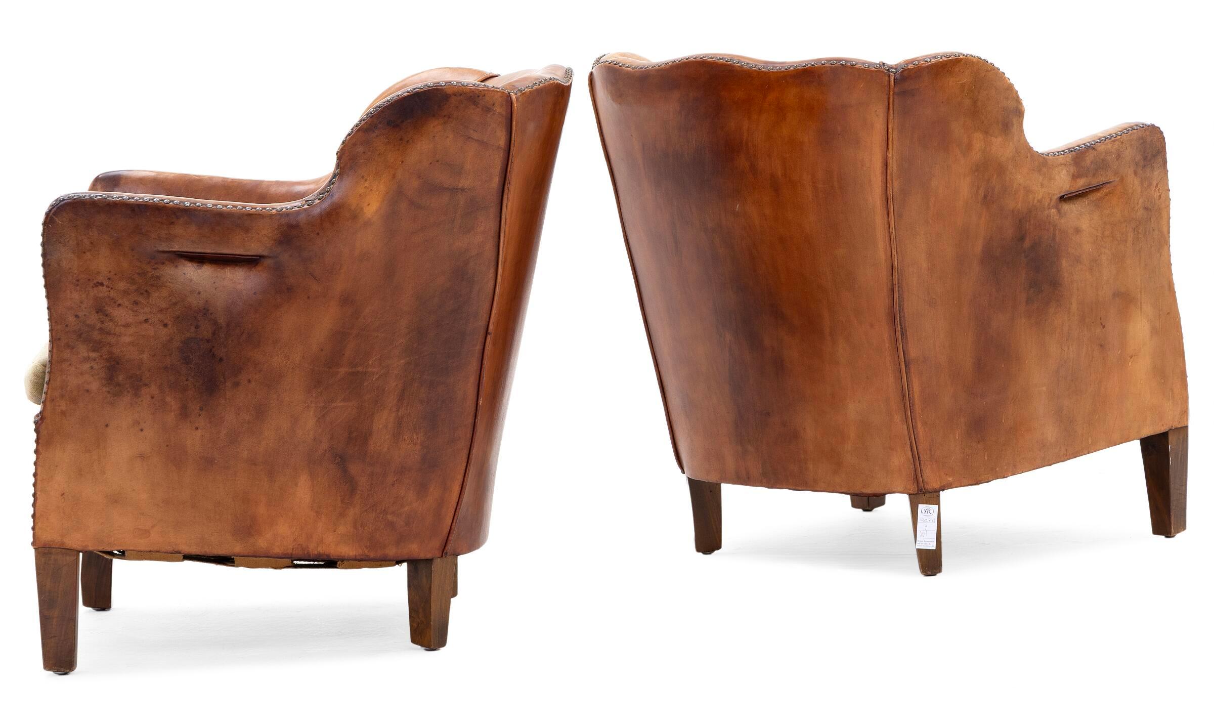 Danois Paire de fauteuils danois des années 1930 en noyer, cuir patiné et velours vert en vente