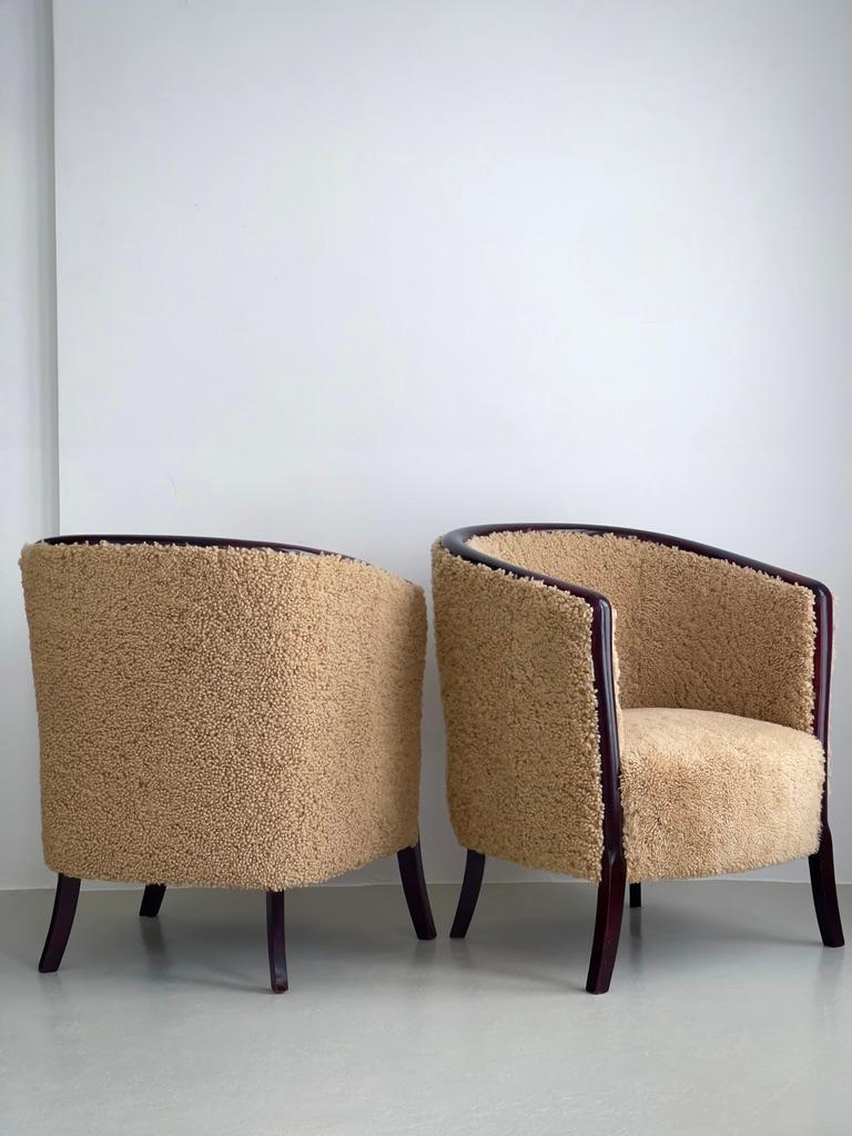 Pareja de sillones art déco daneses de los años 30 retapizados en piel de cordero marrón de primera calidad. Art Decó en venta