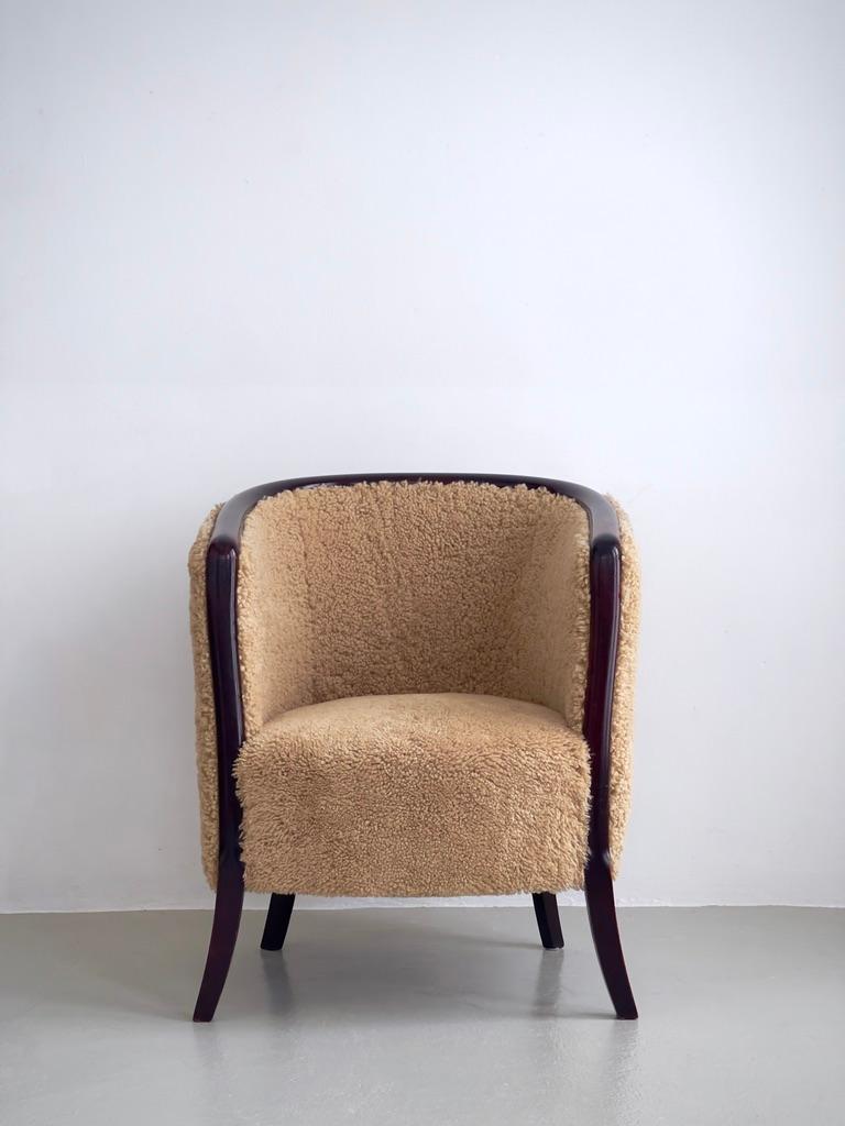 Pareja de sillones art déco daneses de los años 30 retapizados en piel de cordero marrón de primera calidad. Danés en venta