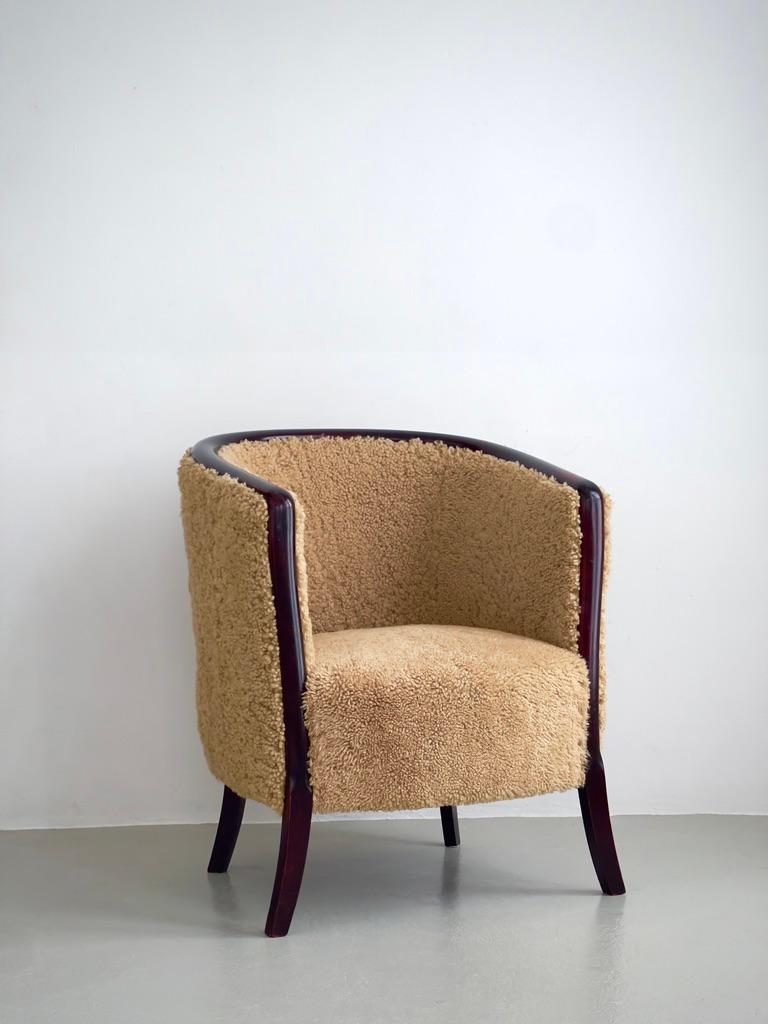 Pareja de sillones art déco daneses de los años 30 retapizados en piel de cordero marrón de primera calidad. Manchado en venta