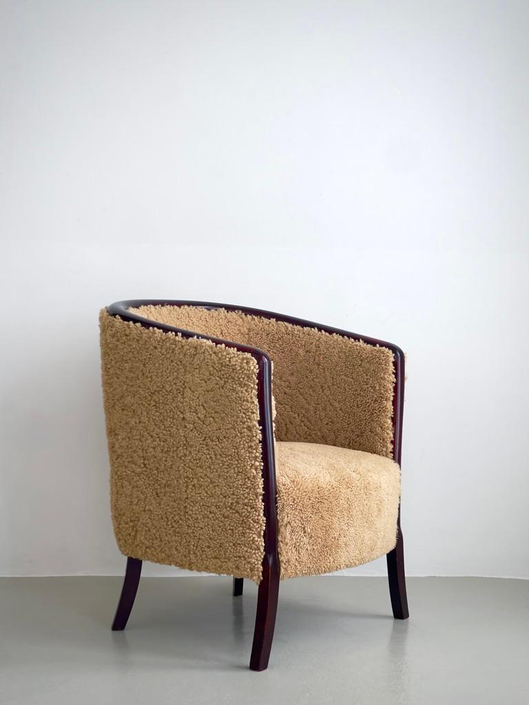 Pareja de sillones art déco daneses de los años 30 retapizados en piel de cordero marrón de primera calidad. en Bueno estado para la venta en København K, 84