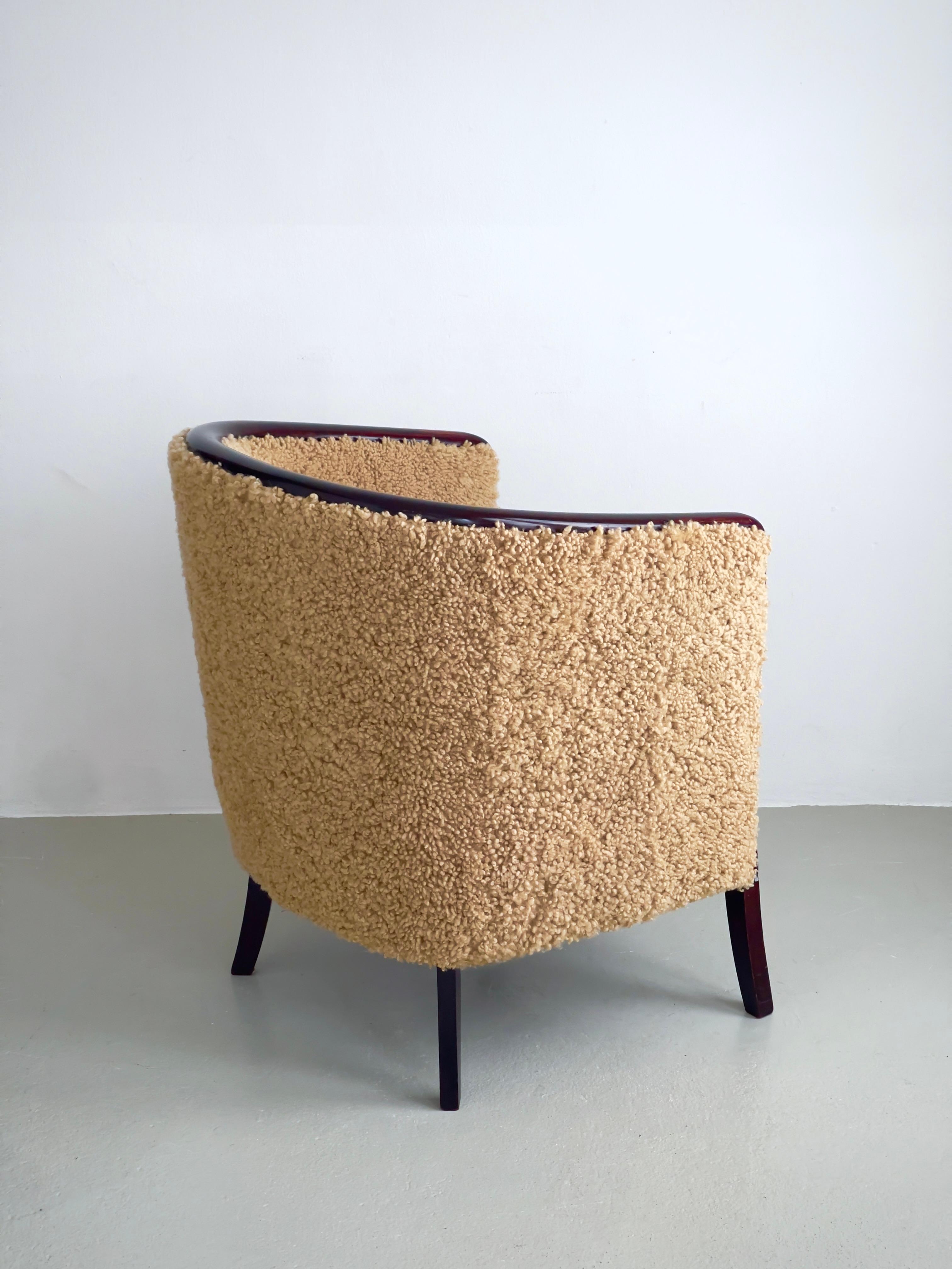 Pareja de sillones art déco daneses de los años 30 retapizados en piel de cordero marrón de primera calidad. Haya en venta