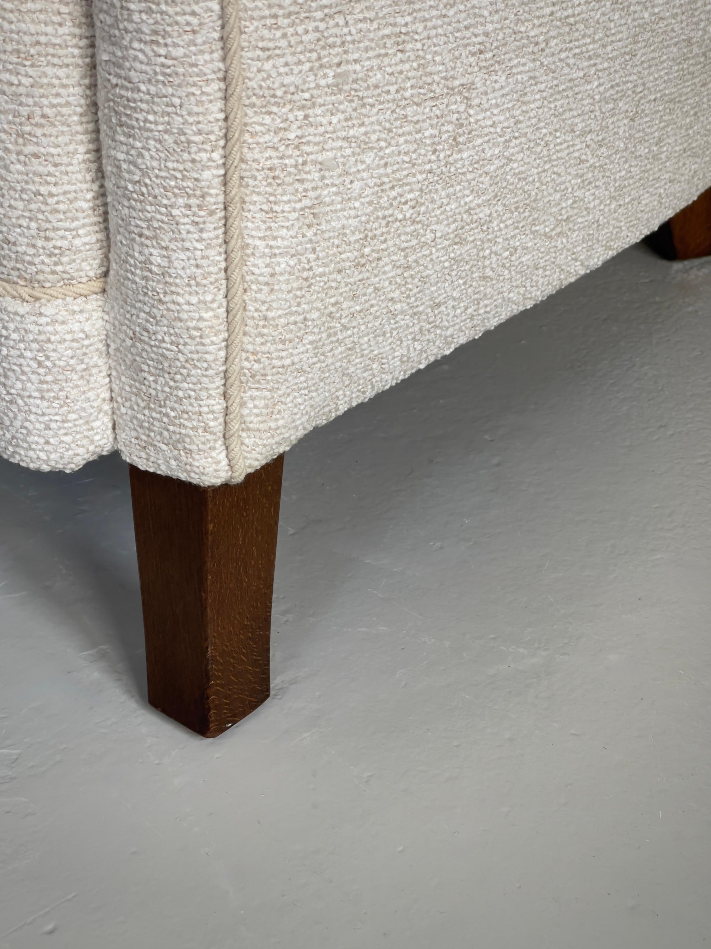 Paire de fauteuils d'ébéniste danois des années 1930, retapissés en bouclé de première qualité en vente 12