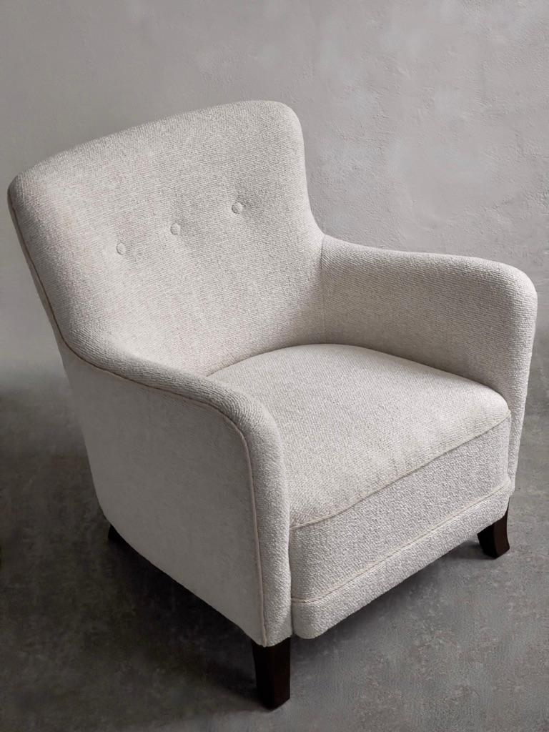 Paire de fauteuils d'ébéniste danois des années 1930, retapissés en bouclé de première qualité en vente 7