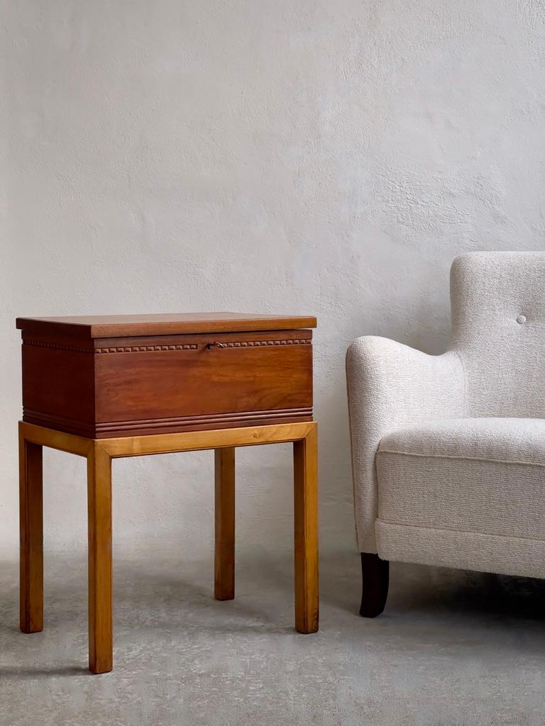 Paire de fauteuils d'ébéniste danois des années 1930, retapissés en bouclé de première qualité en vente 9