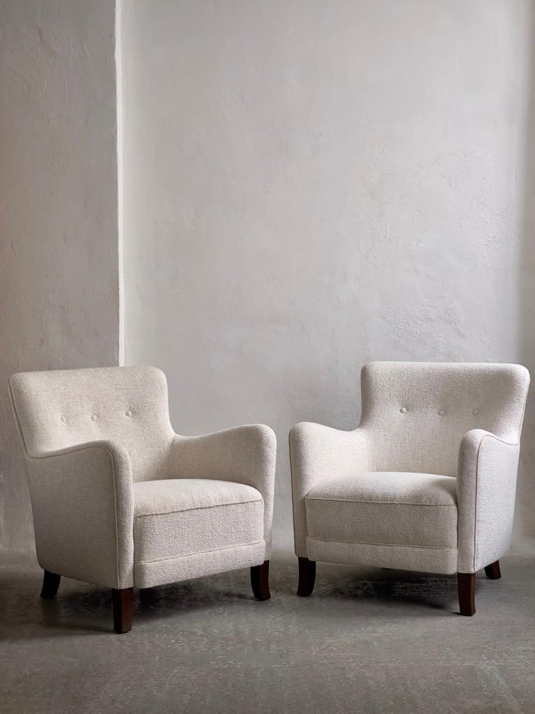 Paire de fauteuils d'ébéniste danois des années 1930, retapissés en bouclé de première qualité en vente 10
