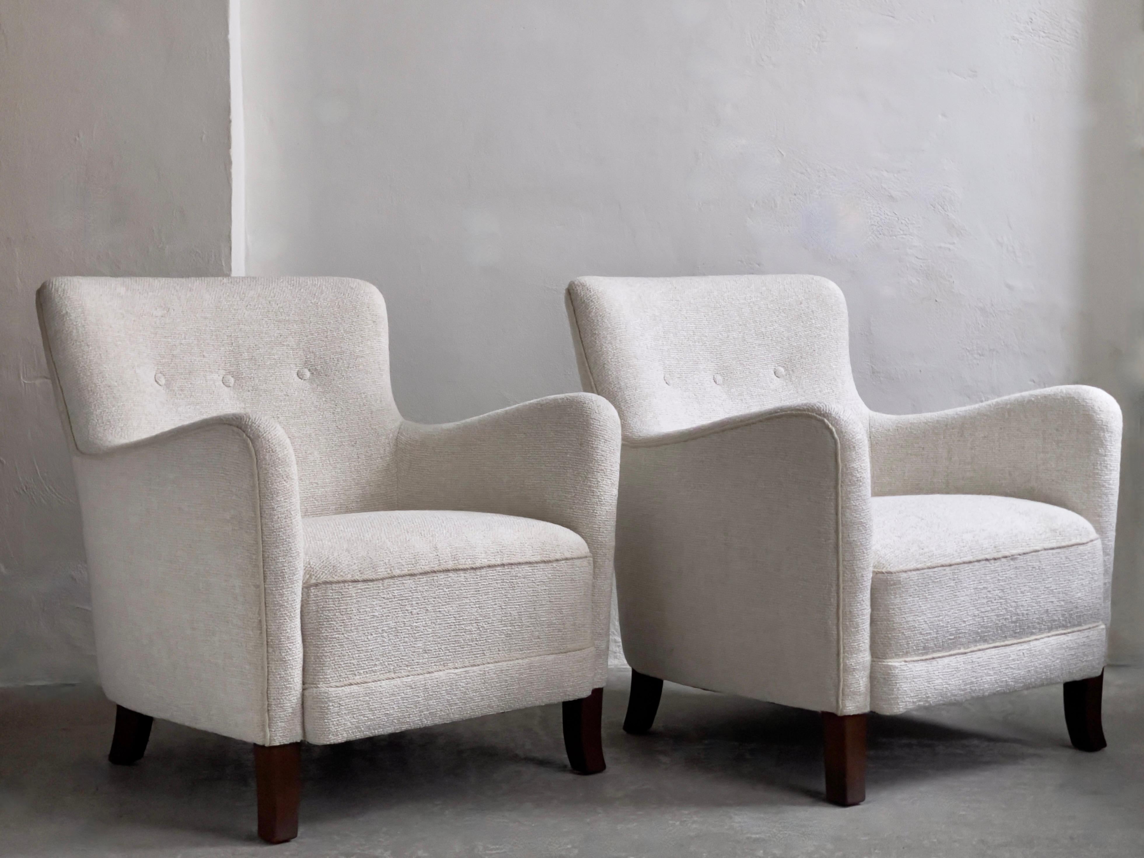 Sehr solides Paar vollständig restaurierter und neu gepolsterter dänischer Tischler-Sessel aus den 1930er Jahren mit zeitgenössischem Sacho/Kvadrat-Stoff, entworfen von Vincent van Duysen und Anna Vilhelmine Ebbesen's .

In den Annalen des dänischen