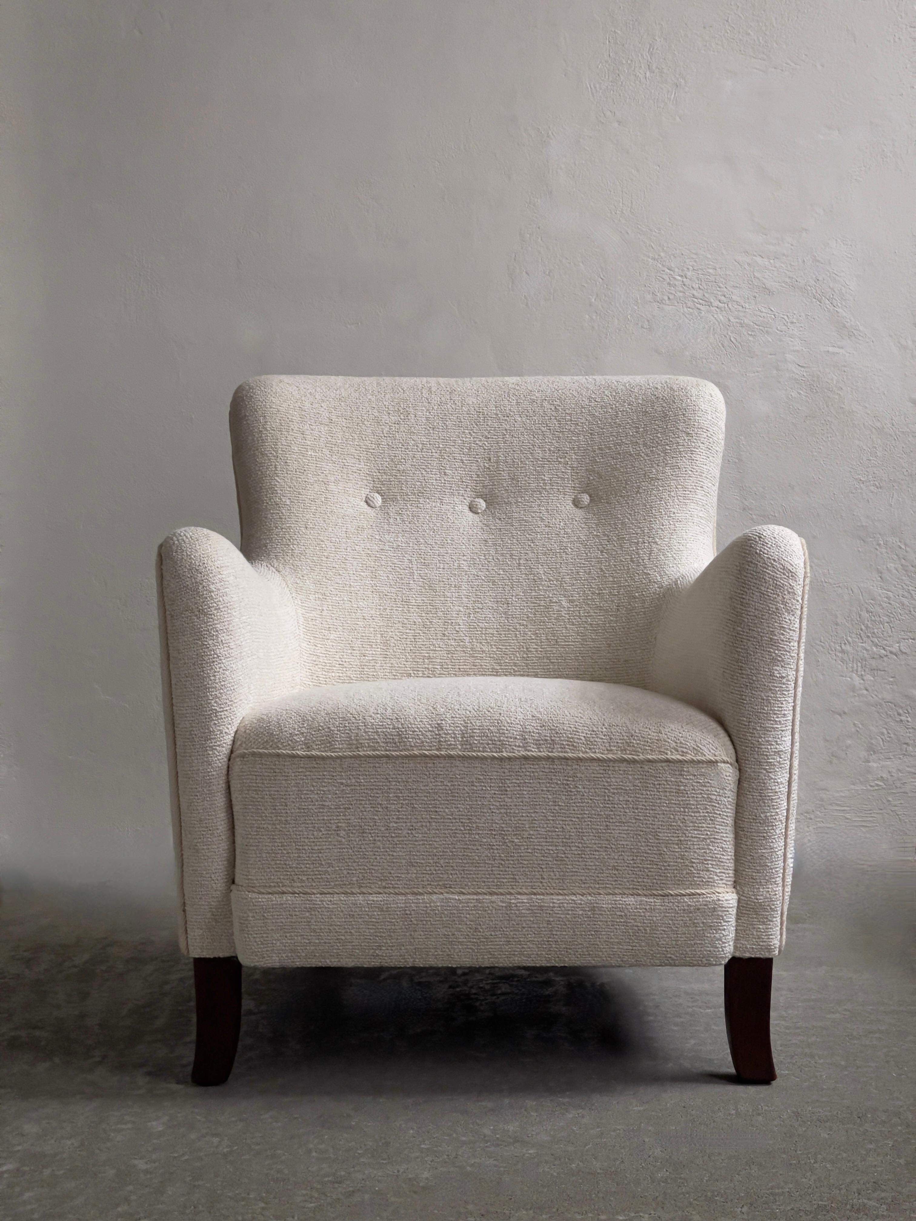 Scandinave moderne Paire de fauteuils d'ébéniste danois des années 1930, retapissés en bouclé de première qualité en vente