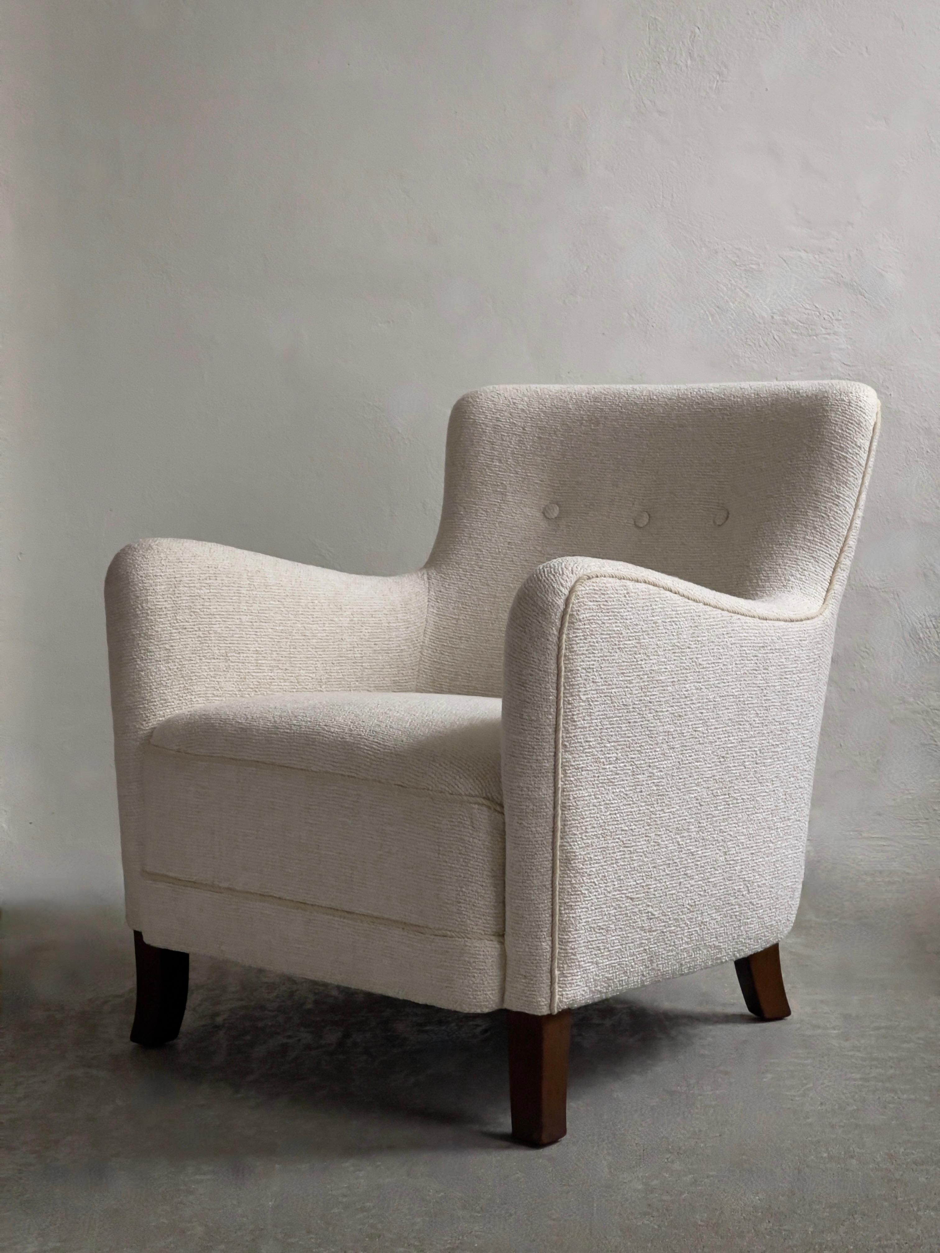 Danish Pair of 1930s danish cabinet maker lounge chairs reupholstered in premium bouclé For Sale