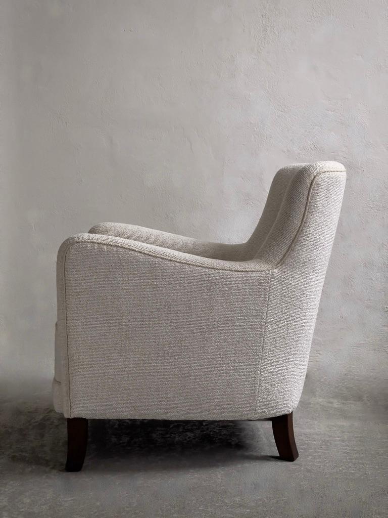 Fait main Paire de fauteuils d'ébéniste danois des années 1930, retapissés en bouclé de première qualité en vente