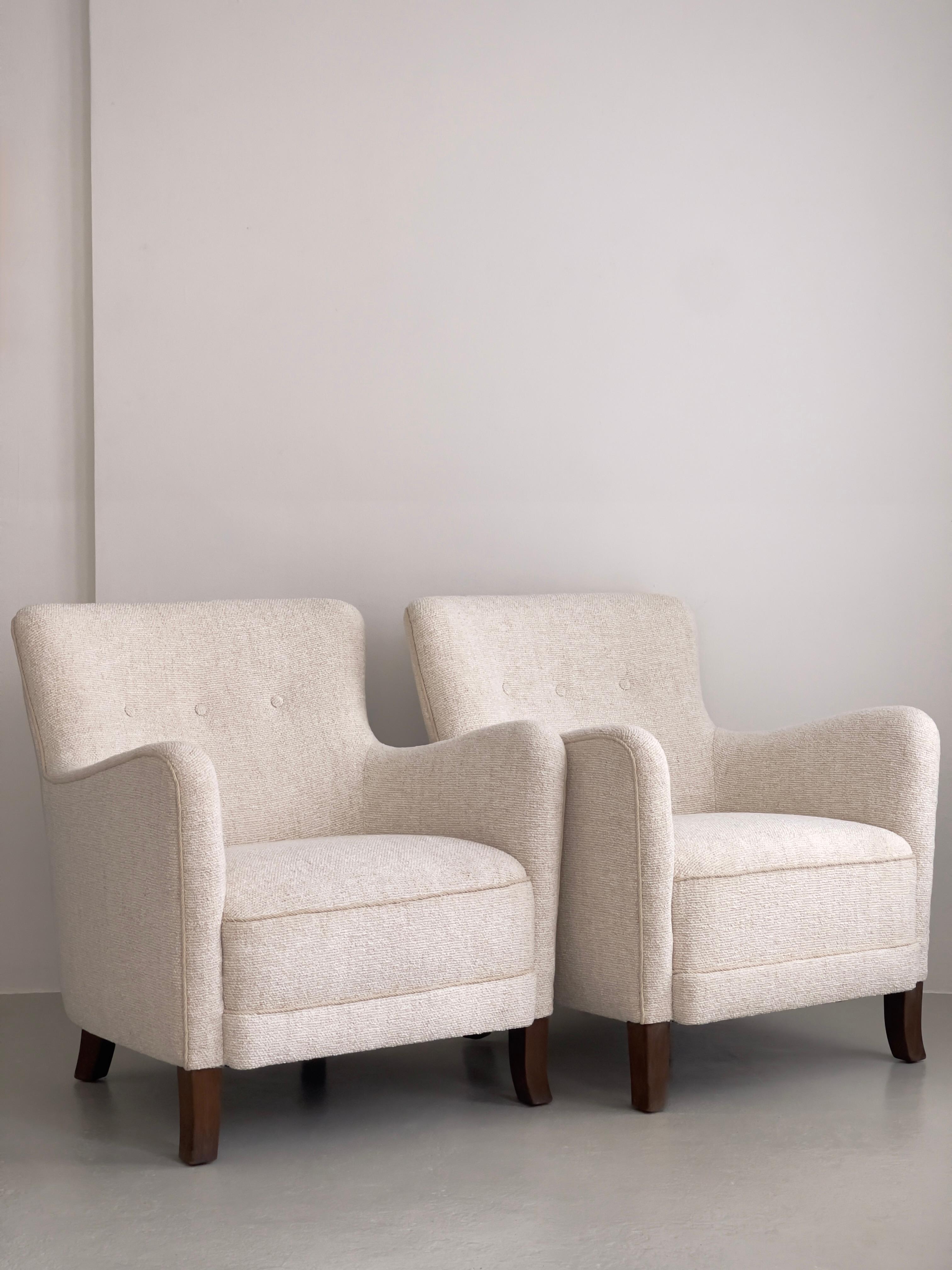 Bouclé Pair of 1930s danish cabinet maker lounge chairs reupholstered in Kvadrat bouclé For Sale