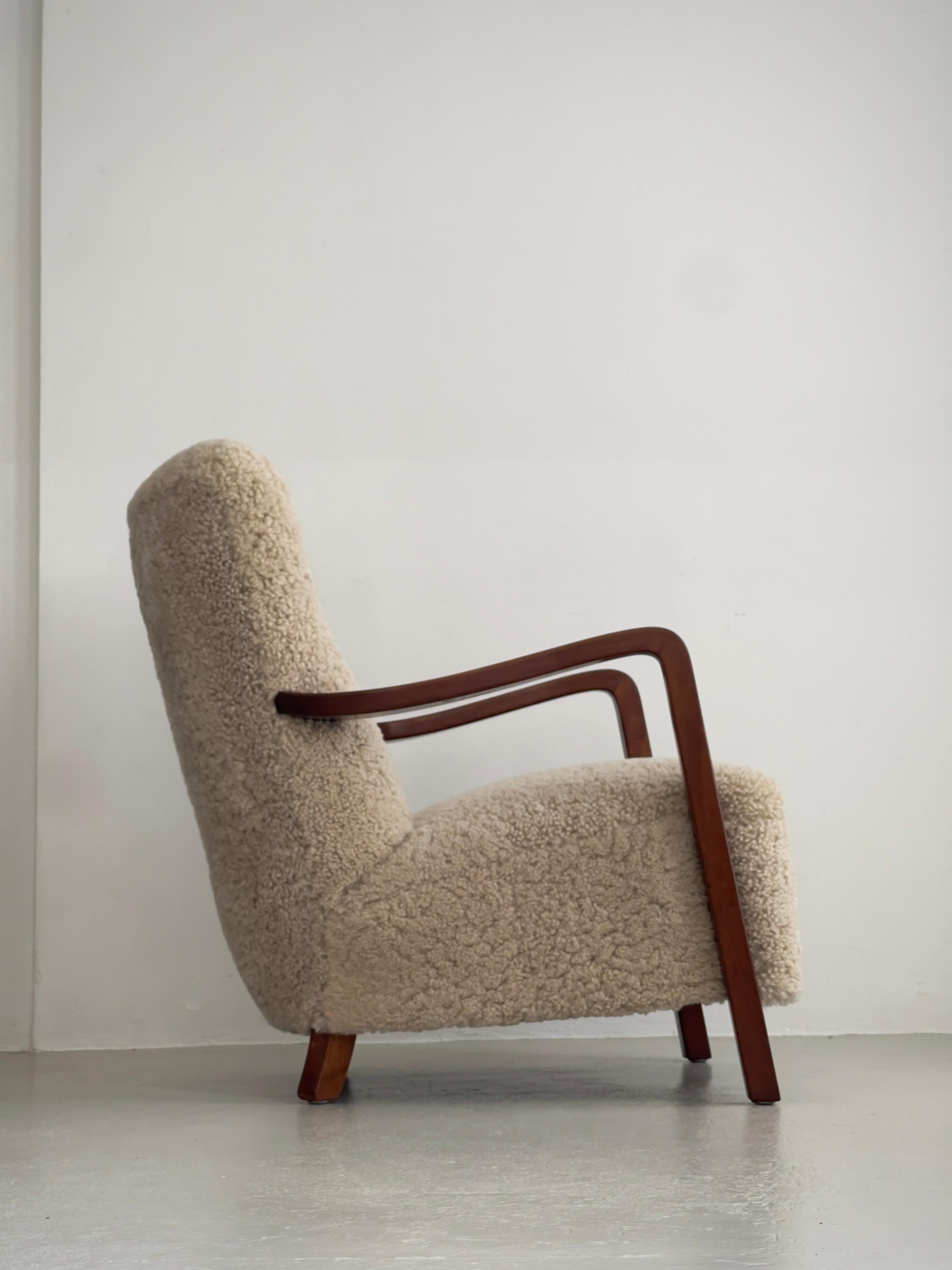 Paire de chaises longues danoises des années 1930 en hêtre teinté, retapissées en shearling. en vente 1