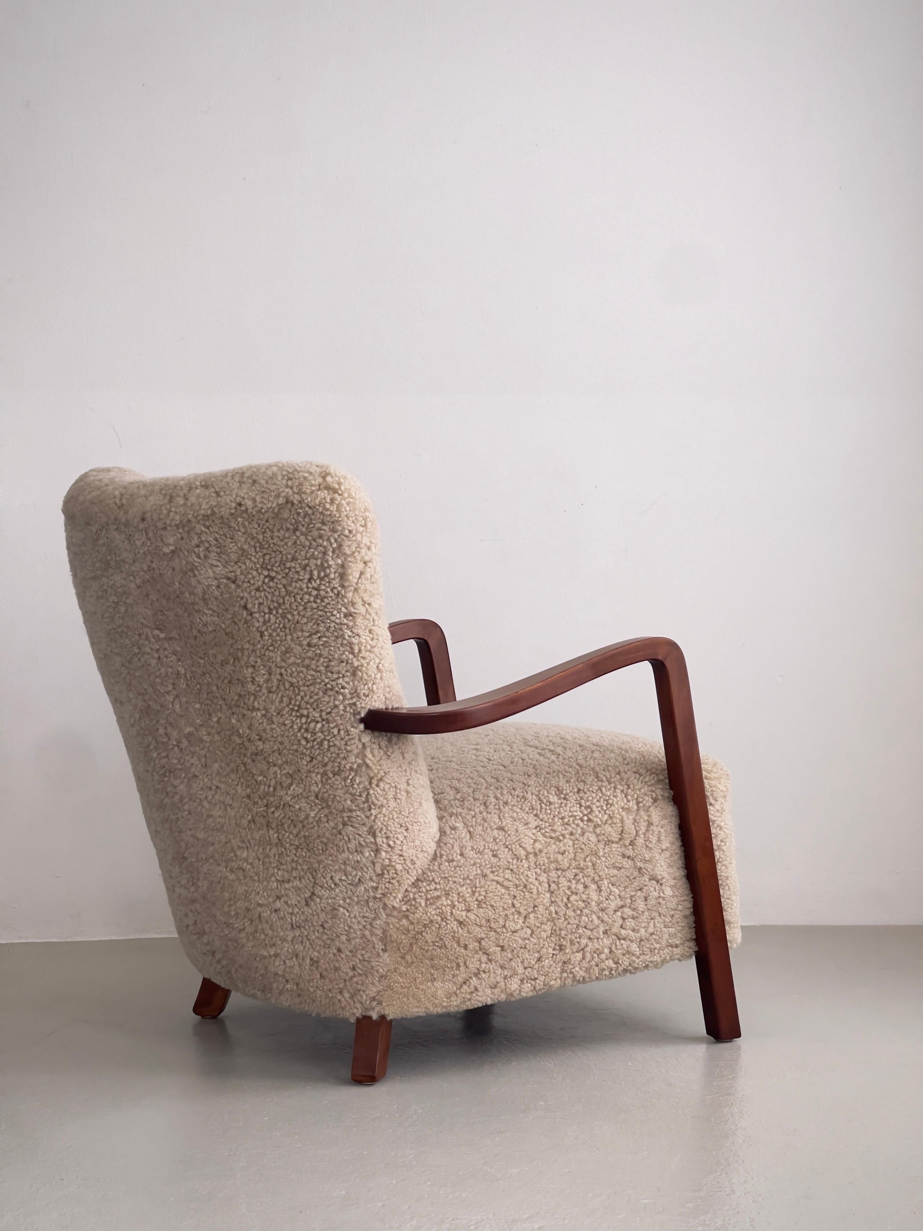 Scandinave moderne Paire de chaises longues danoises des années 1930 en hêtre teinté, retapissées en shearling. en vente