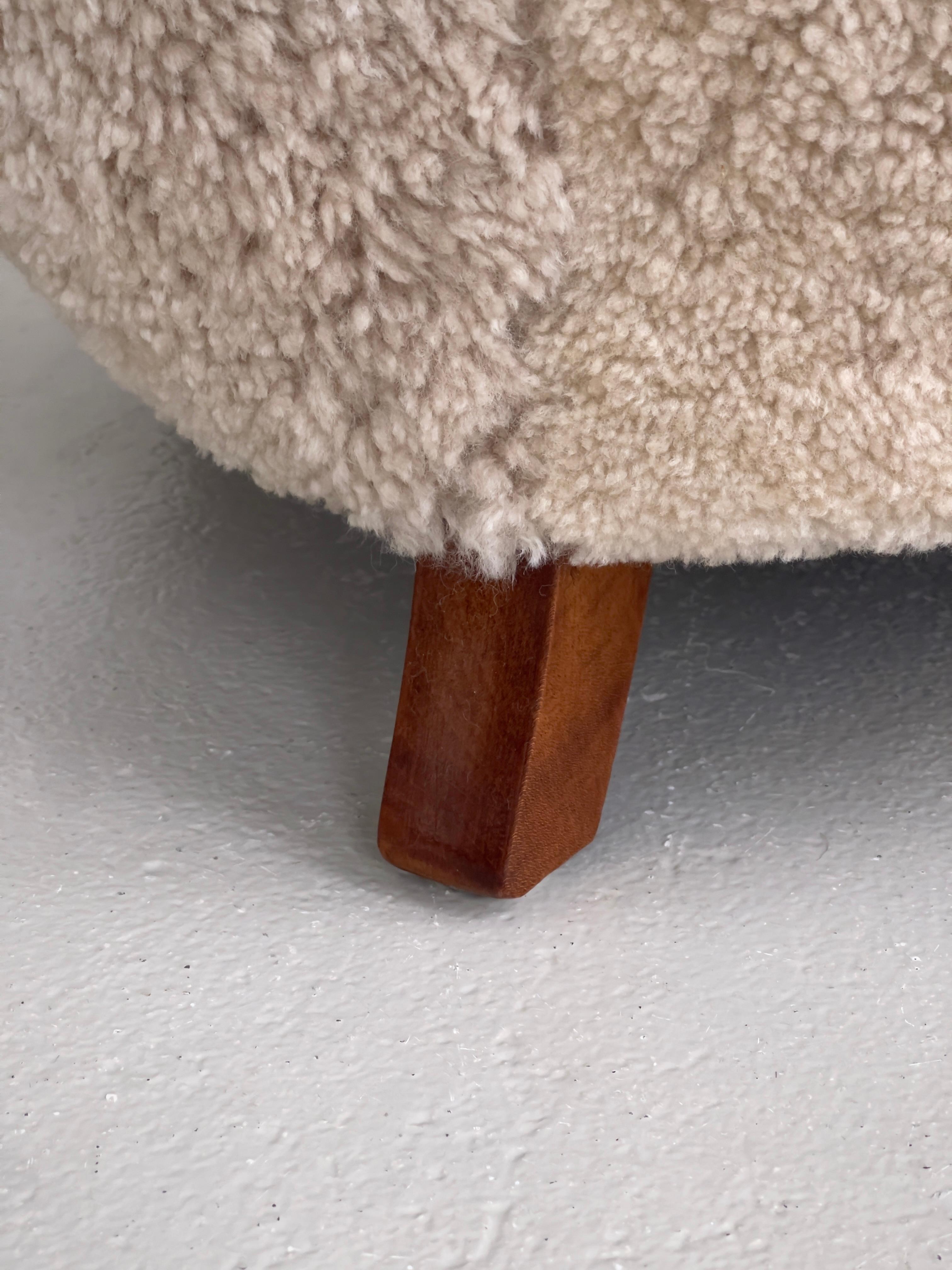 Paire de chaises longues danoises des années 1930 en hêtre teinté, retapissées en shearling. en vente 2