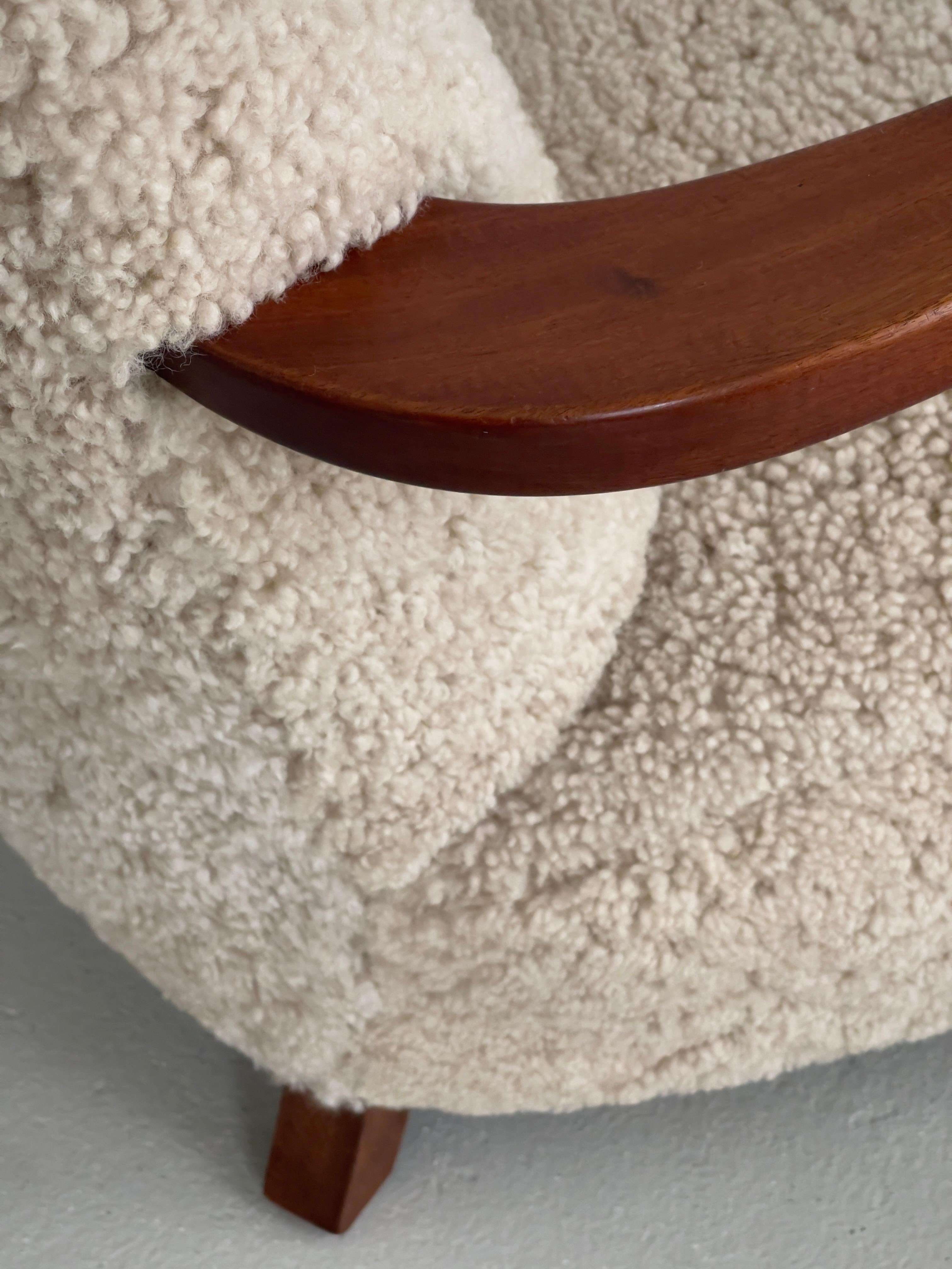 Paire de chaises longues danoises des années 1930 en hêtre teinté, retapissées en shearling. en vente 3